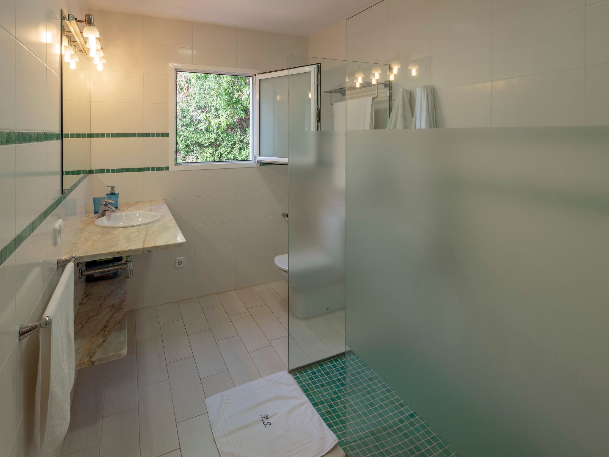 Moderne, frische Familienvilla Allondra-Binnen