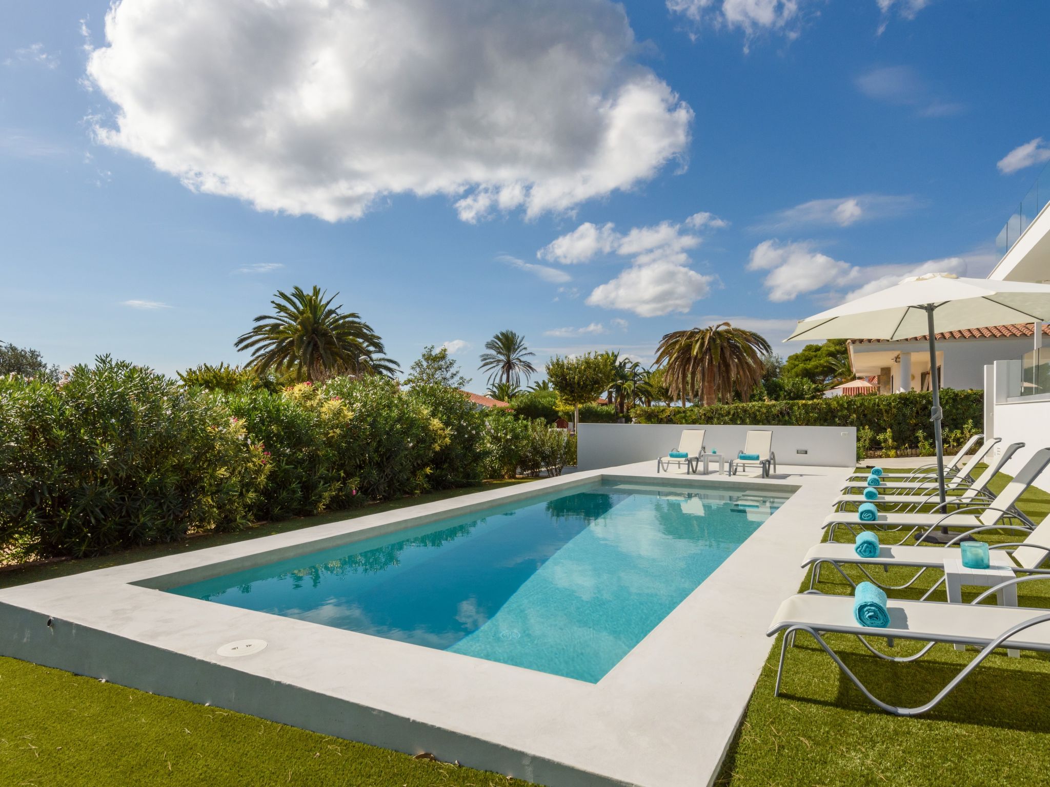 Villa Lucia mit Meerblick und Pool in Santo Tomas-Binnen