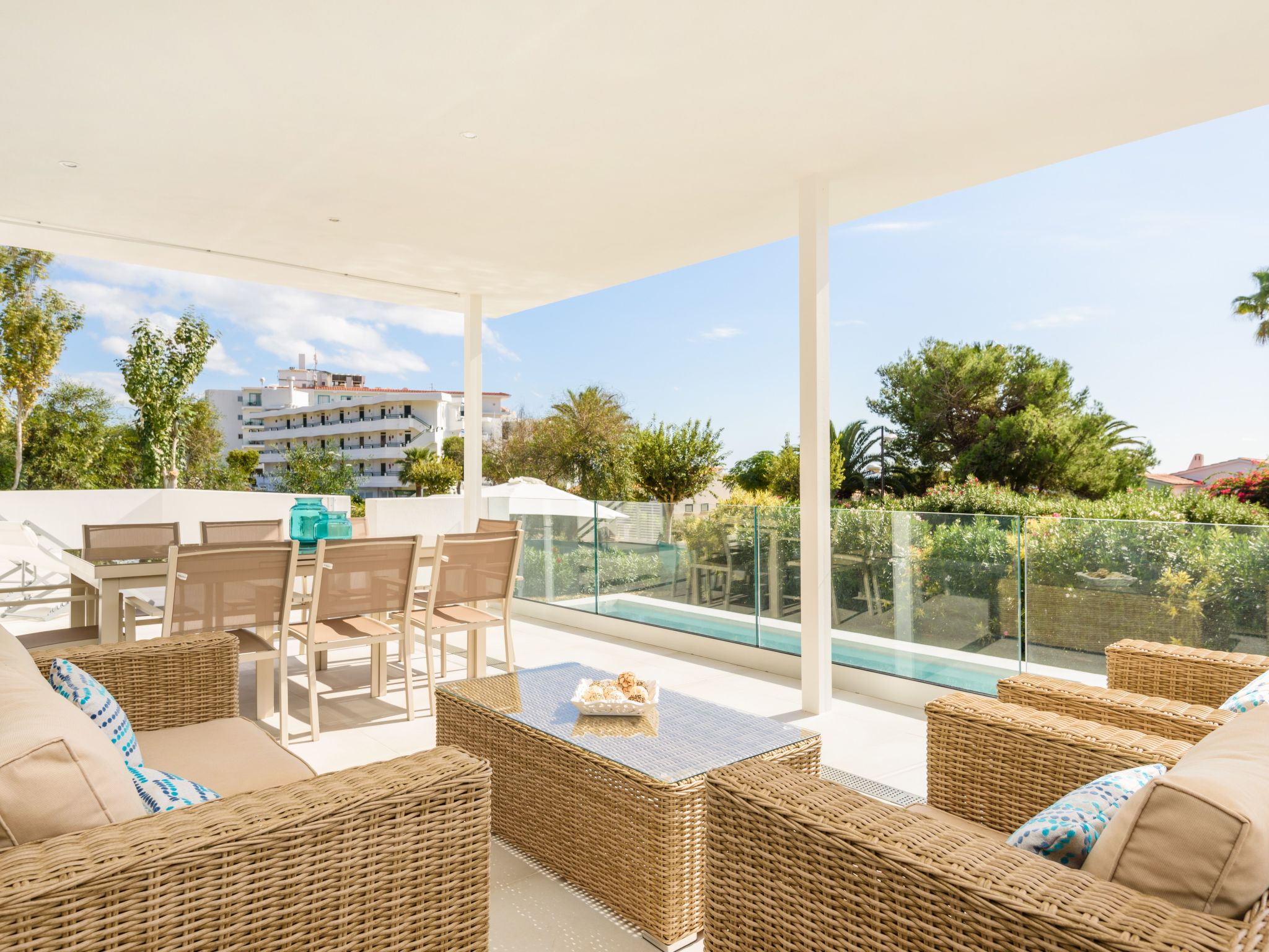 Villa Lucia mit Meerblick und Pool in Santo Tomas-Binnen