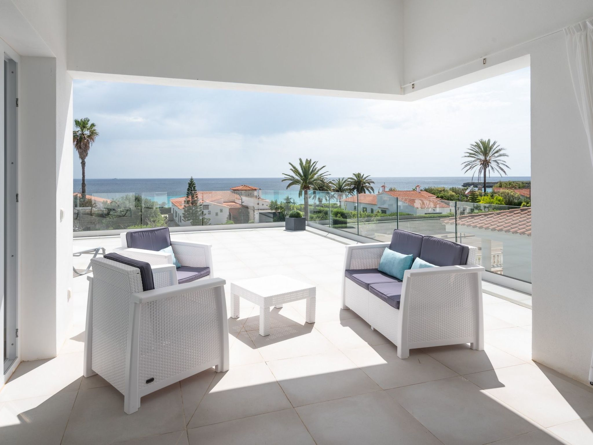 Villa Lucia mit Meerblick und Pool in Santo Tomas-Binnen