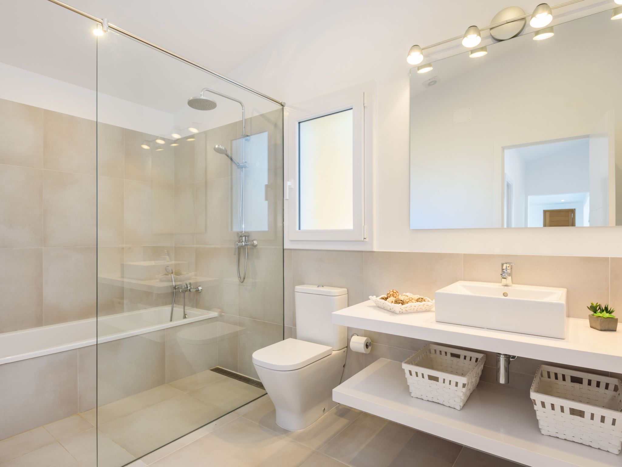 Villa Lucia mit Meerblick und Pool in Santo Tomas-Binnen