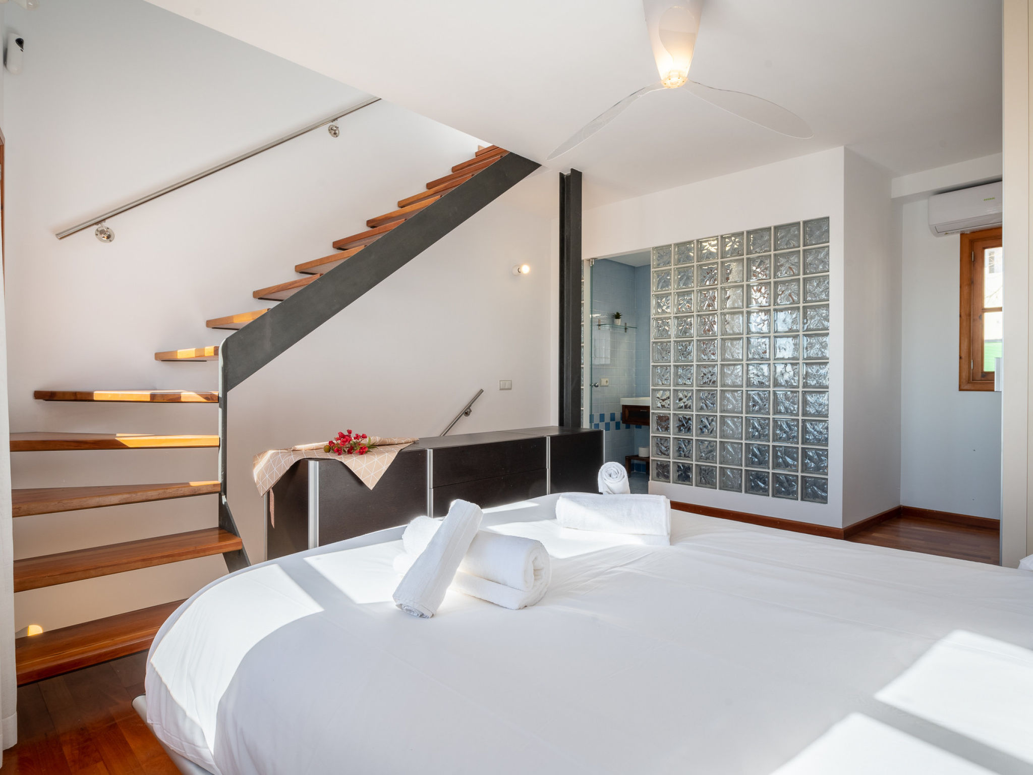 MOLI 37 HOUSE - PORT VIEW TERRACE - Binnen