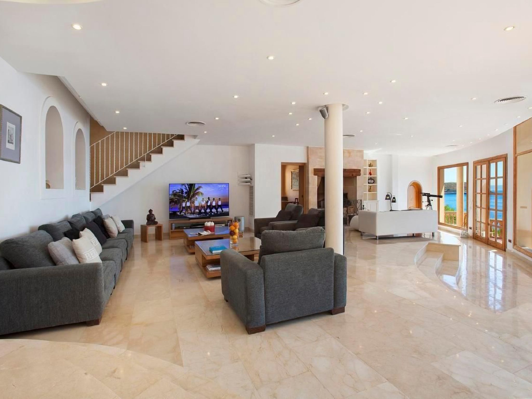 Spektakuläre Villa am Meer-Binnen