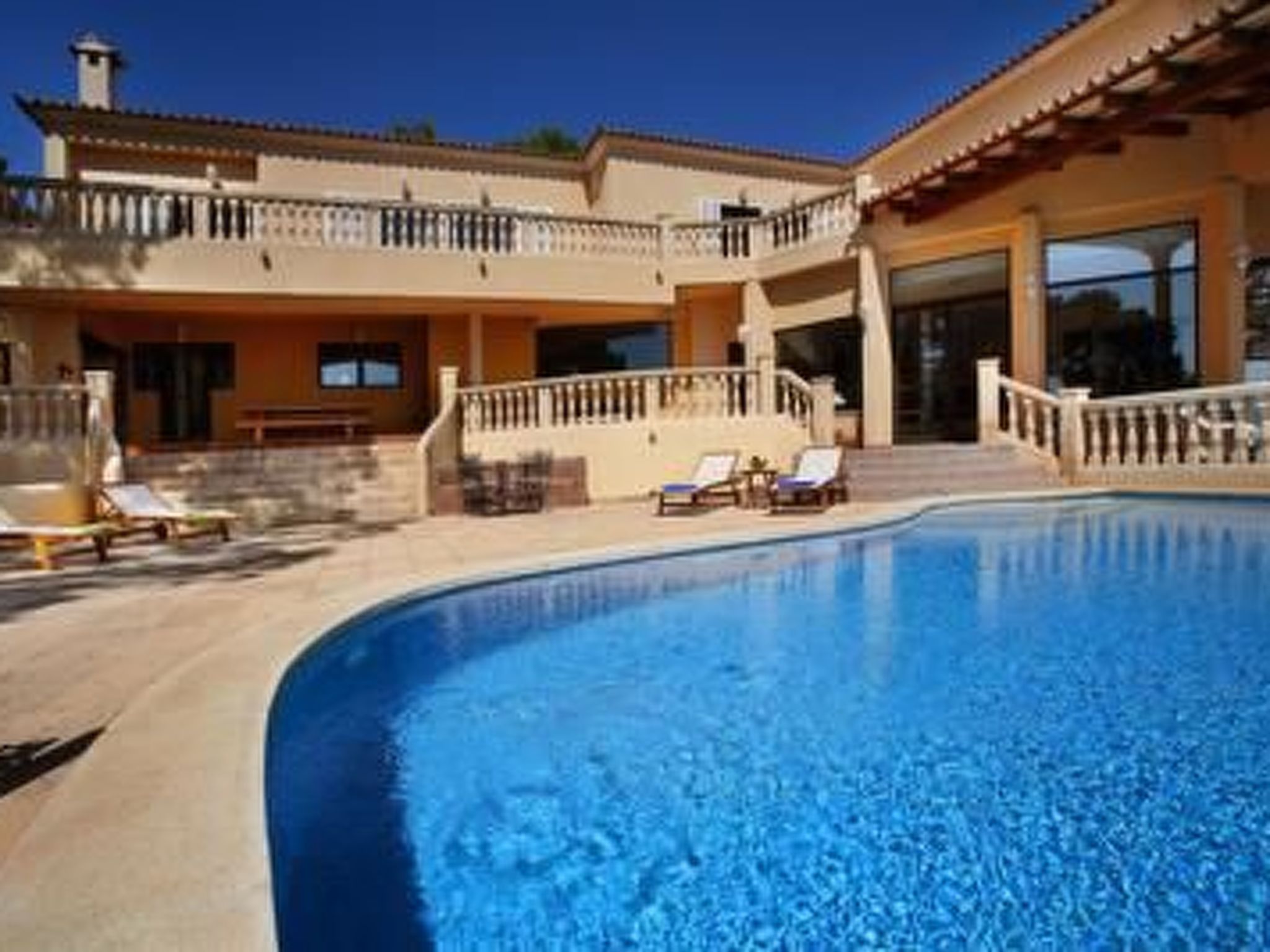 Spektakuläre Villa am Meer-Binnen