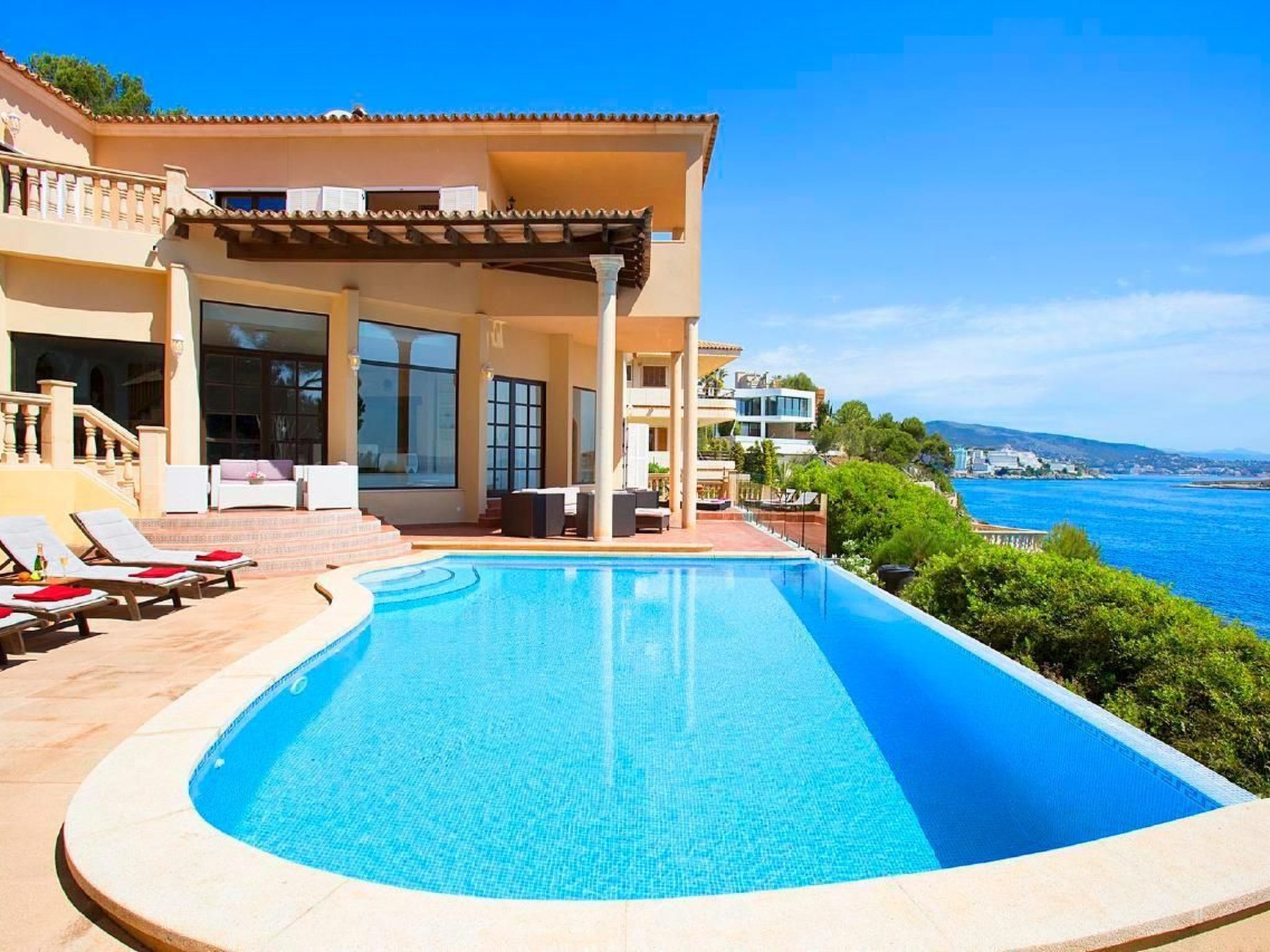 Spektakuläre Villa am Meer-Binnen