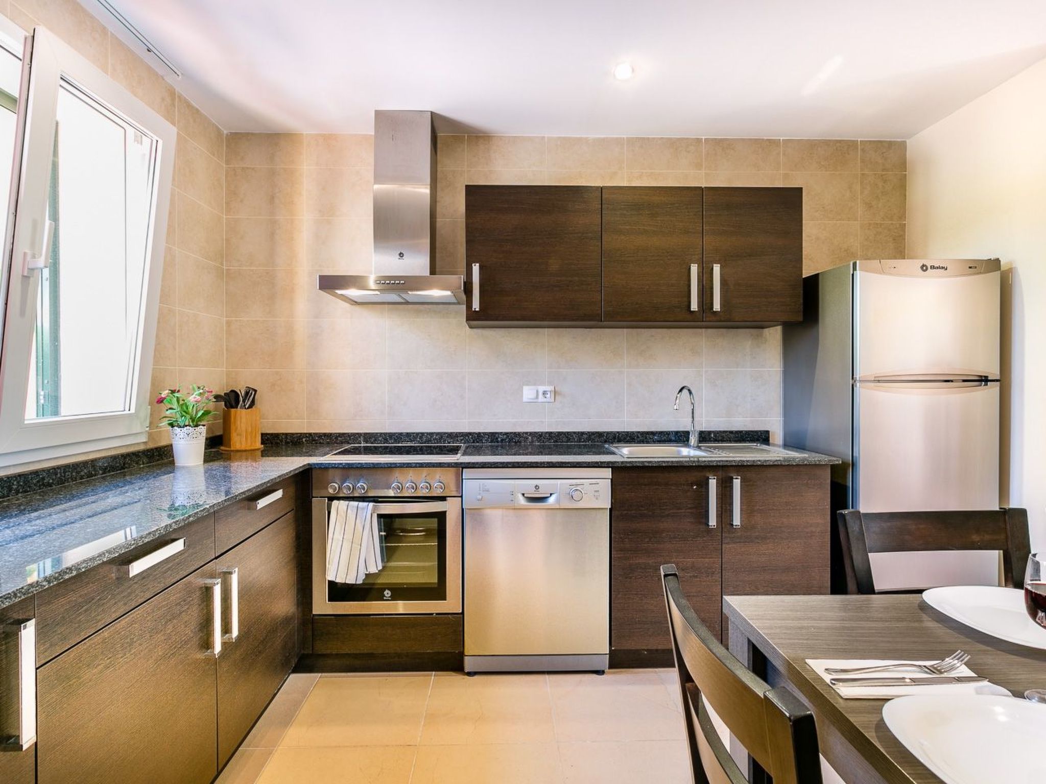 Mediterrane Doppelhaushälfte mit Garten-Binnen