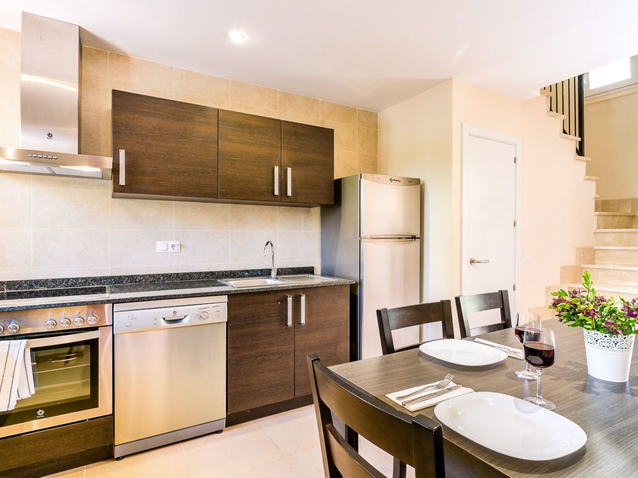 Mediterrane Doppelhaushälfte mit Garten-Binnen