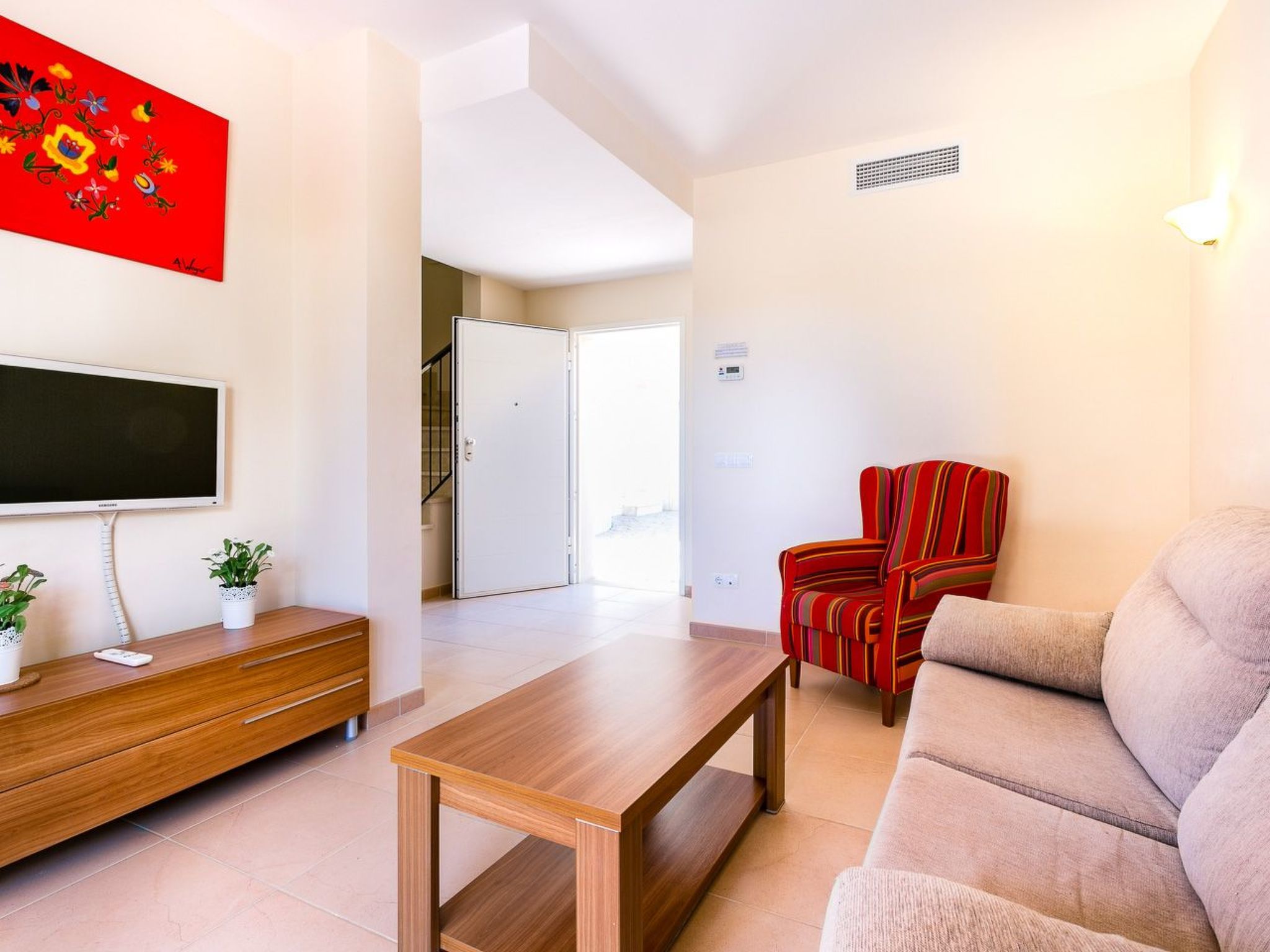 Mediterrane Doppelhaushälfte mit Garten-Binnen