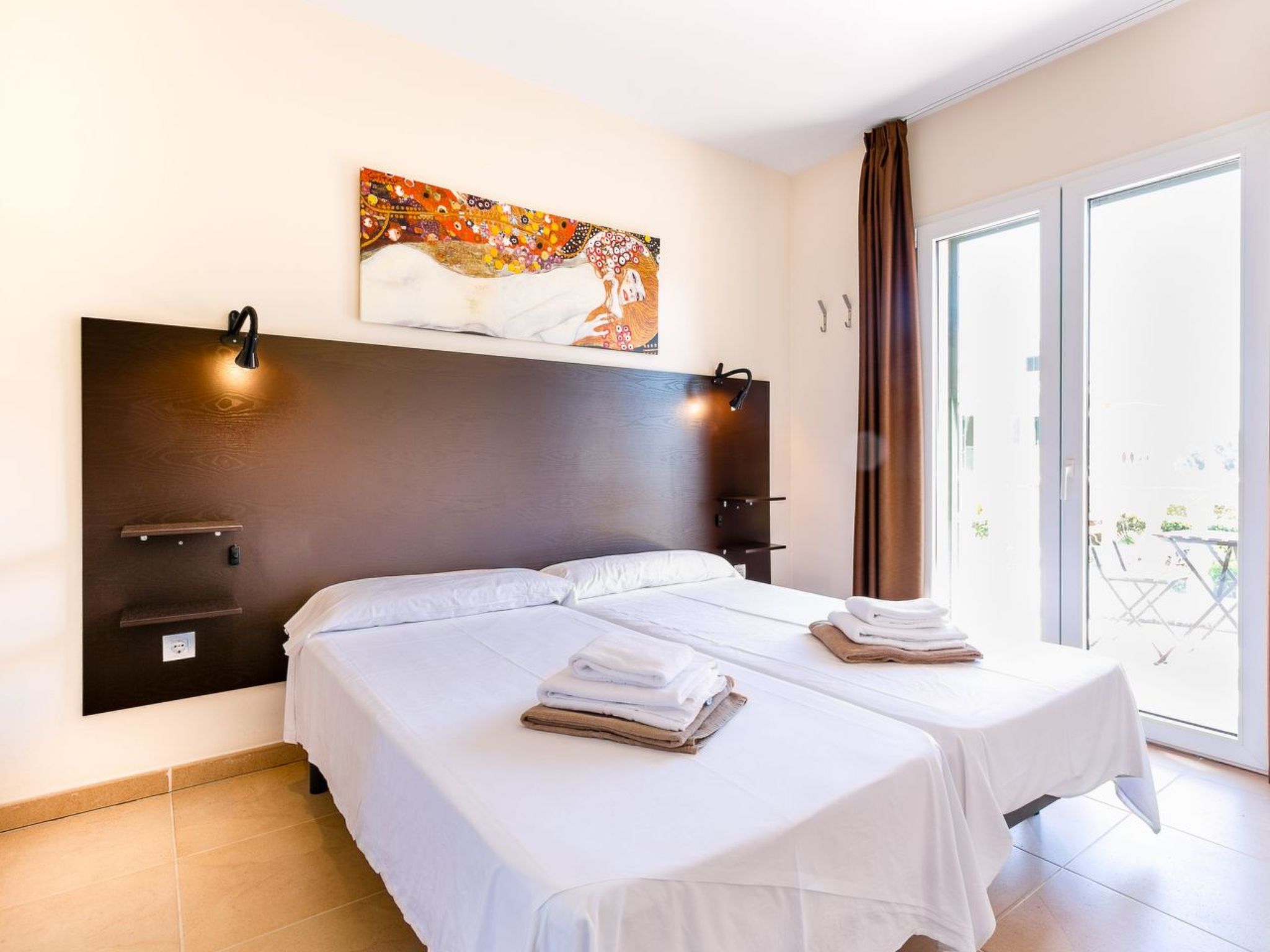 Mediterrane Doppelhaushälfte mit Garten-Binnen