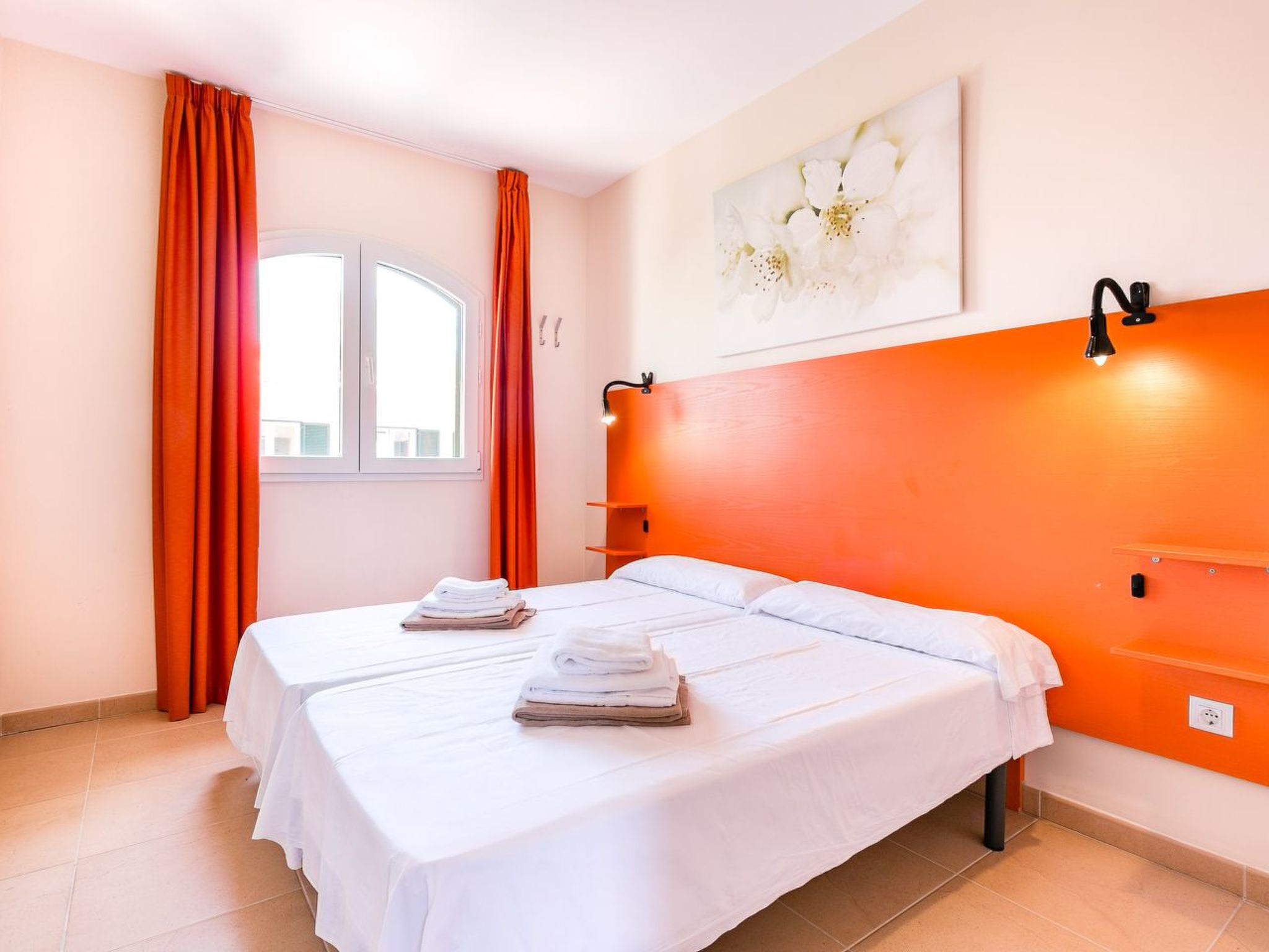 Mediterrane Doppelhaushälfte mit Garten-Binnen