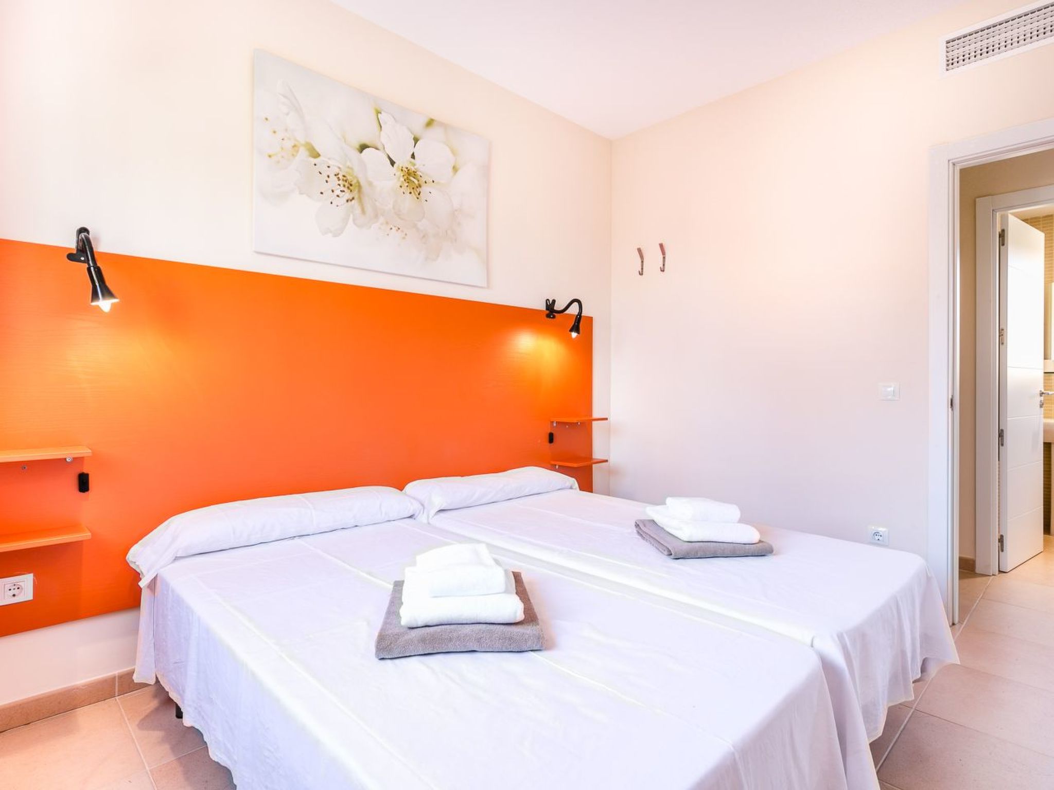 Mediterrane Doppelhaushälfte mit Garten-Binnen