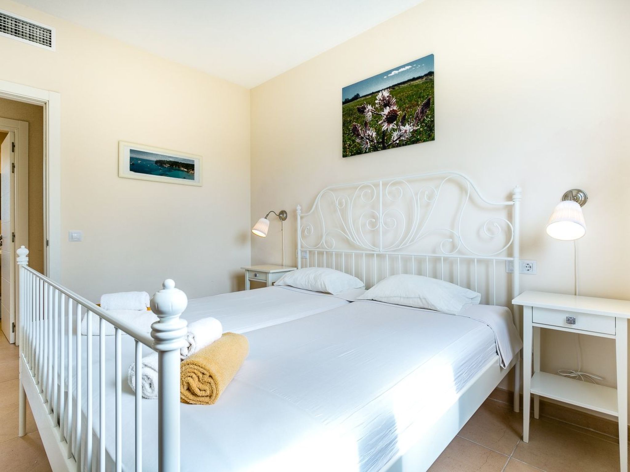 Mediterranes Ferienhaus mit offener Terrasse-Binnen