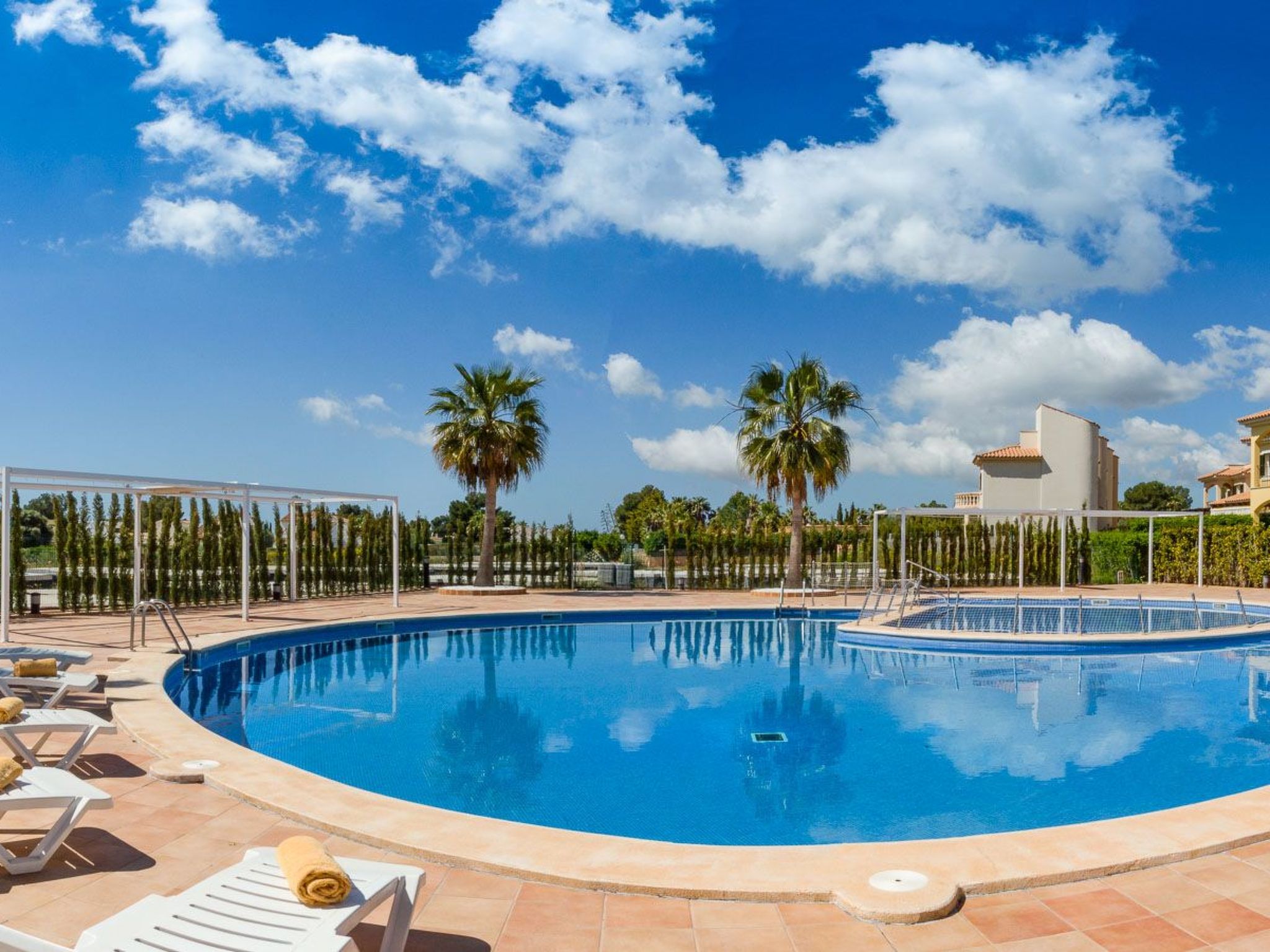 Wohnung mit gemeinsamem Pool, Grill und Meerblick-Buiten