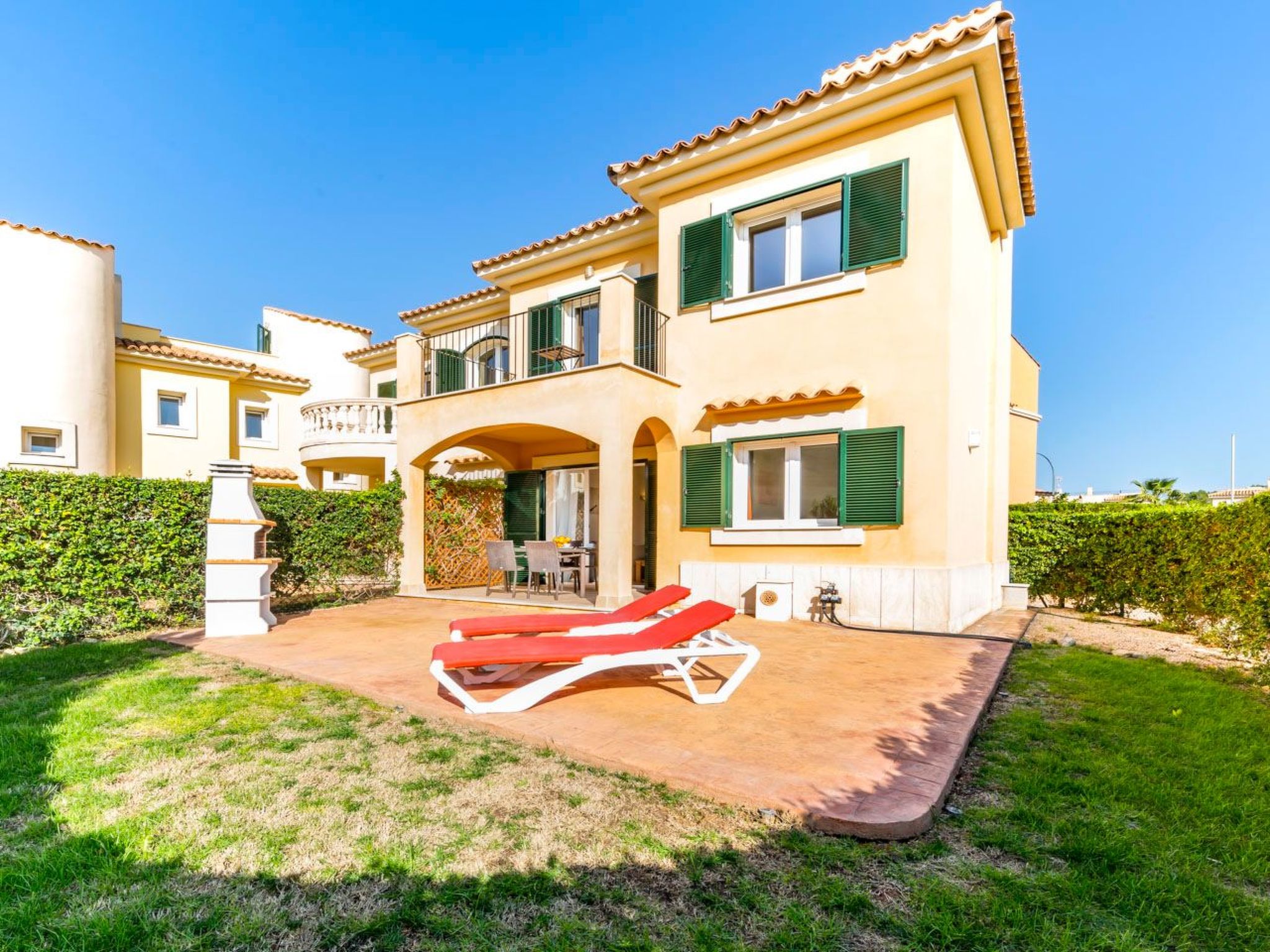 Strandnahes Ferienhaus mit schönem Garten