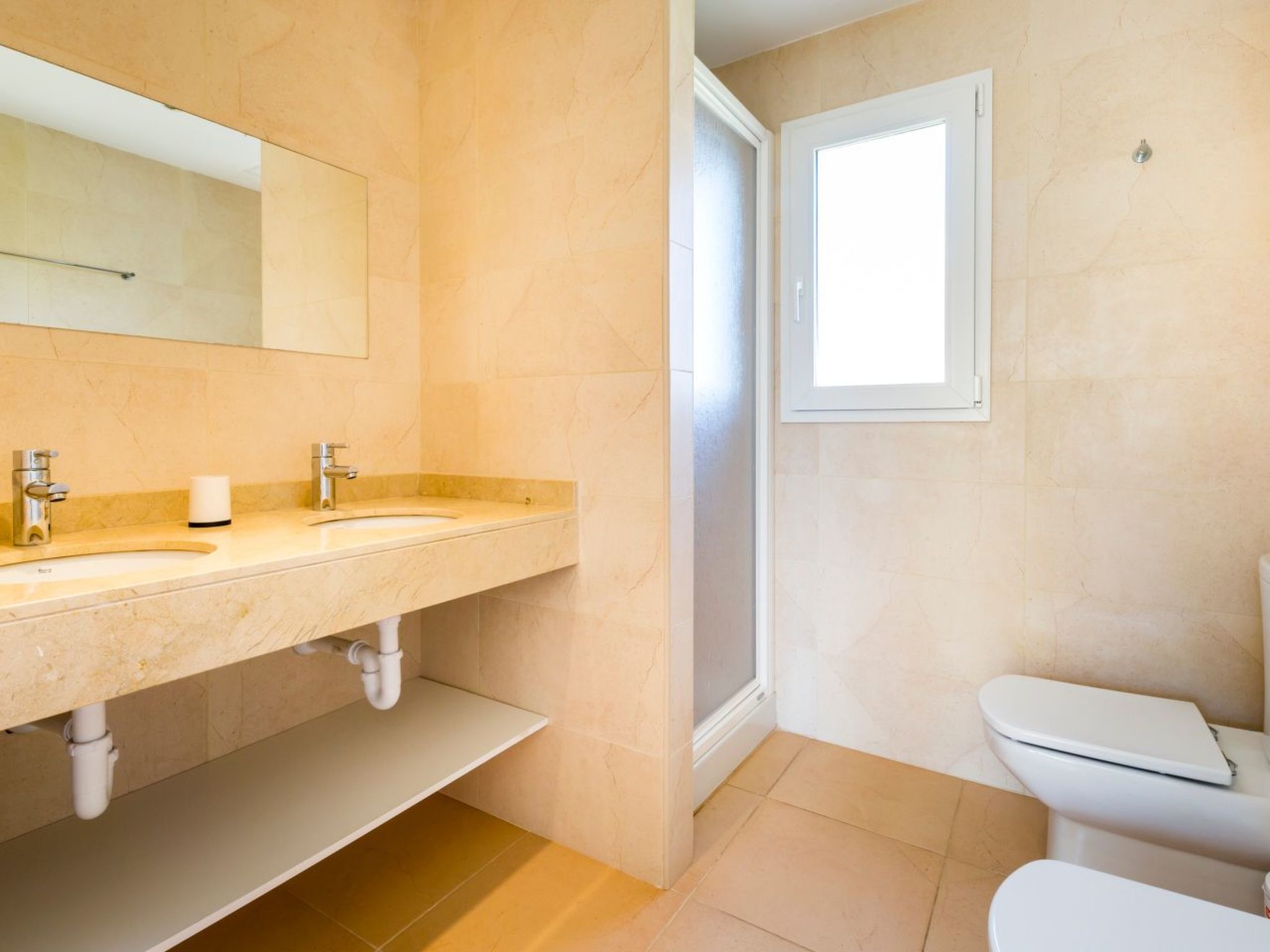 Strandnahes Ferienhaus mit schönem Garten-Binnen