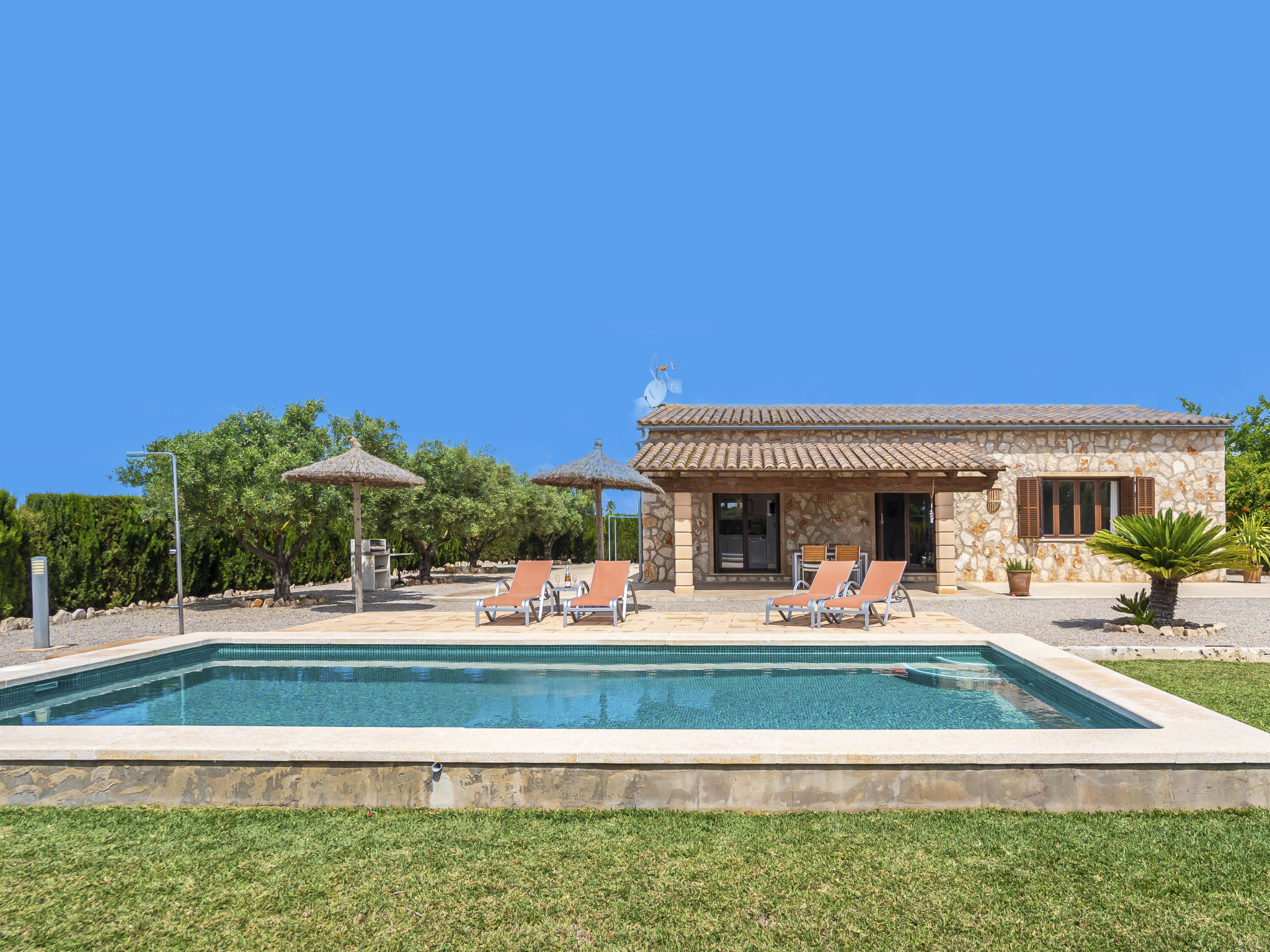 "Marinassa", huis 3-kamers 120 m2. Modern ingericht: woon-/eetkamer met eettafel, Sat-TV, Digitale TV en DVD. Uitgang naar het terras. 1 kamer met 1 2-pers bed (1 x 180 cm), douche/WC. 1 kamer met 2 b..