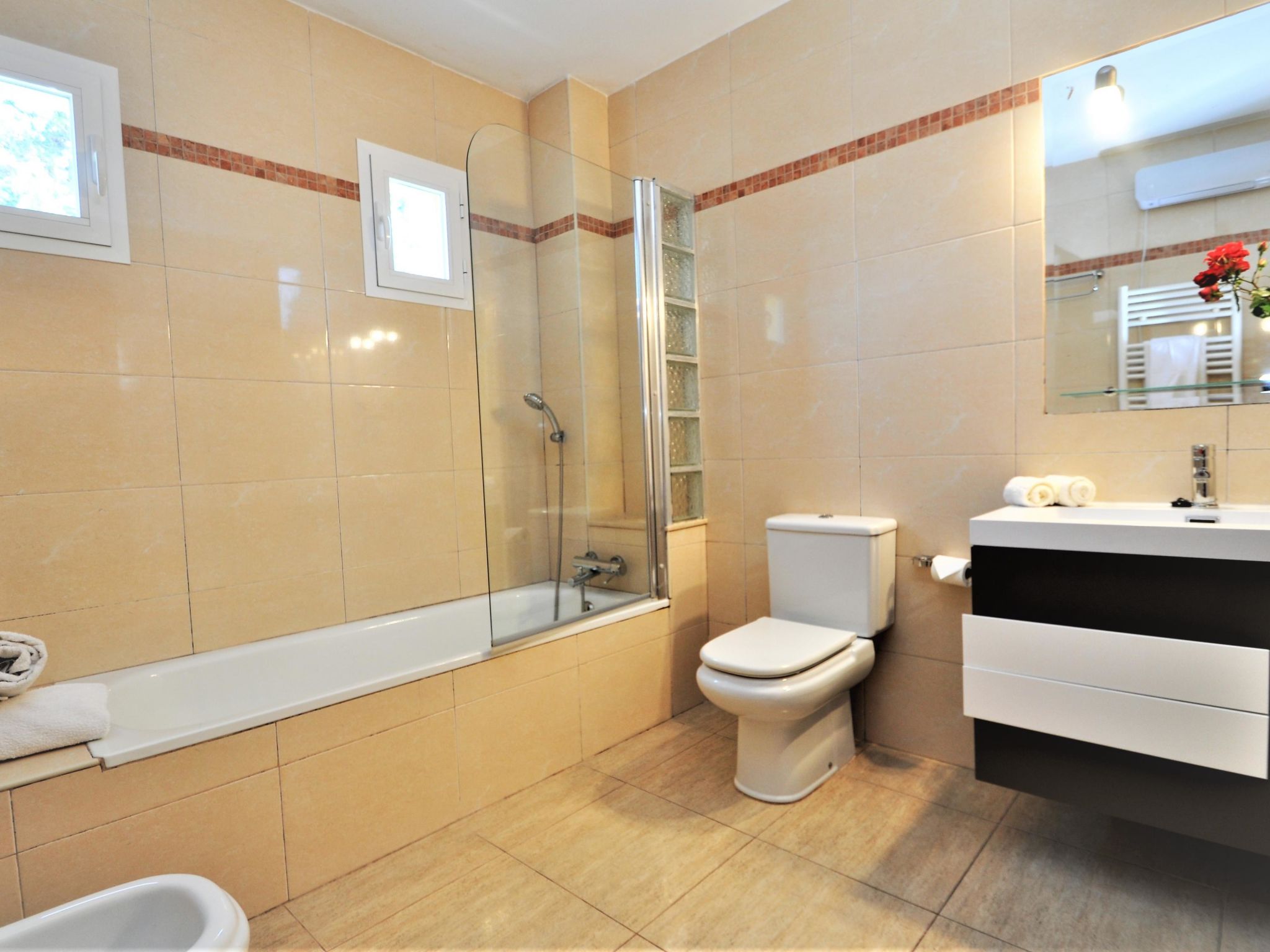 VILLA HUGO Casa en zona residencial tranquila Bahía Grande con Piscina Privada. - Inside