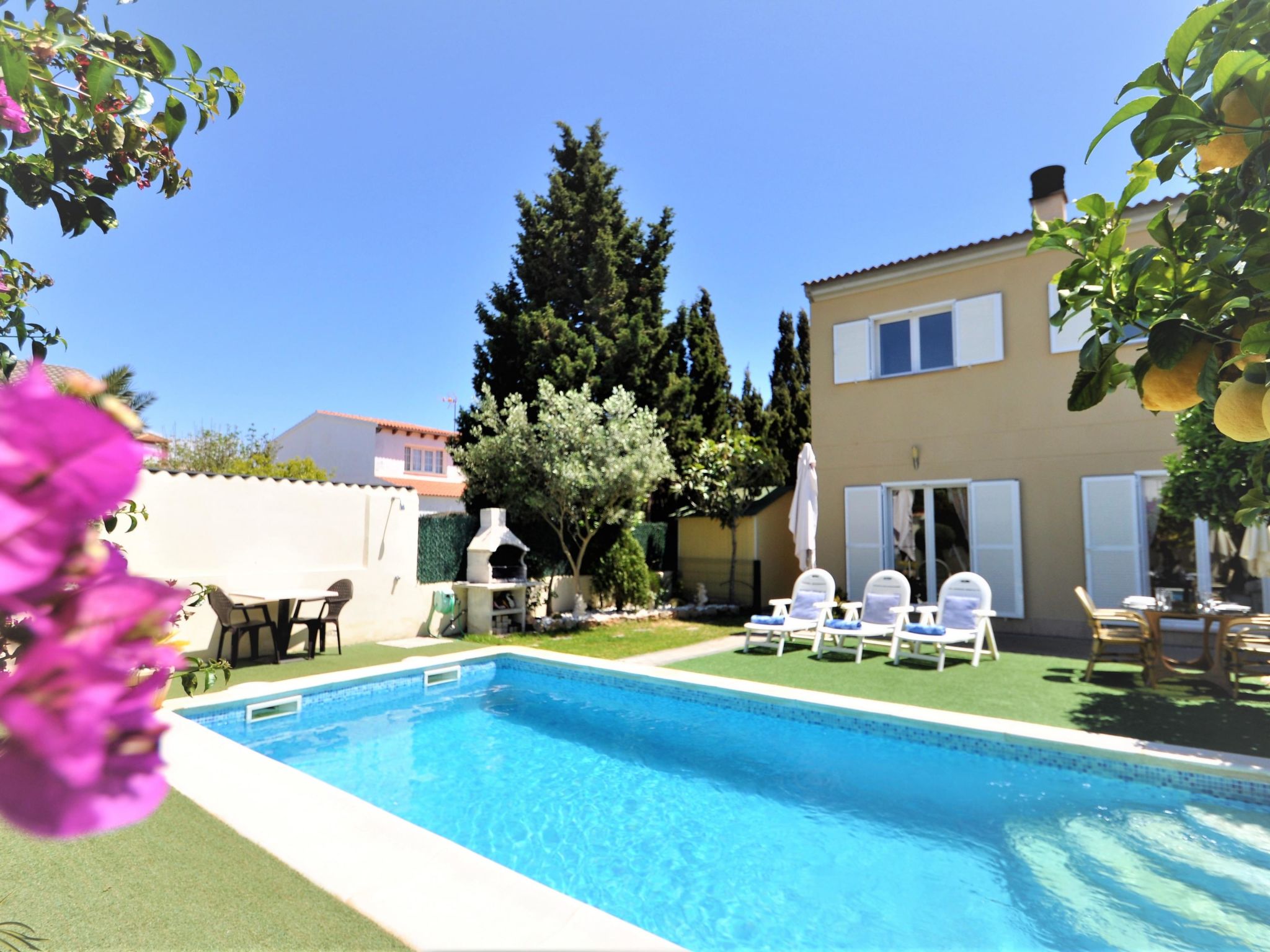 VILLA HUGO Casa en zona residencial tranquila Bahía Grande con Piscina Privada.