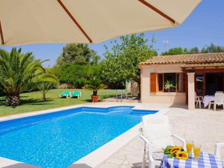 Privézwembad en zeezicht in ruim vakantiehuis in Santanyí in Spanje