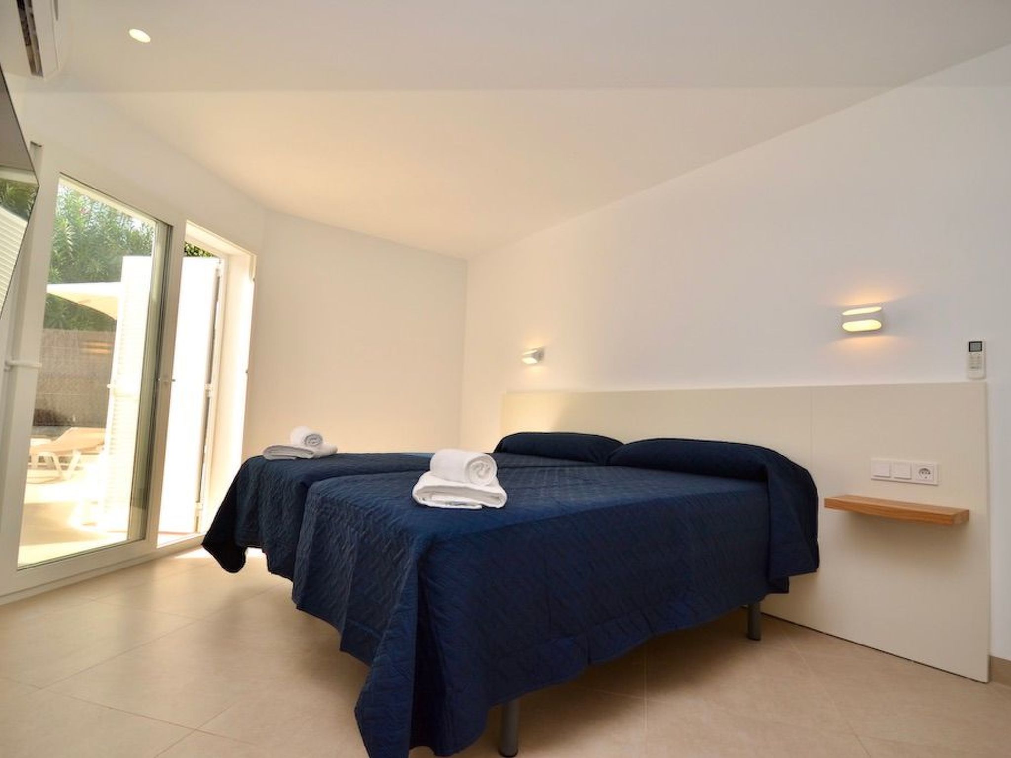 Esmeralda-Image-tags.info