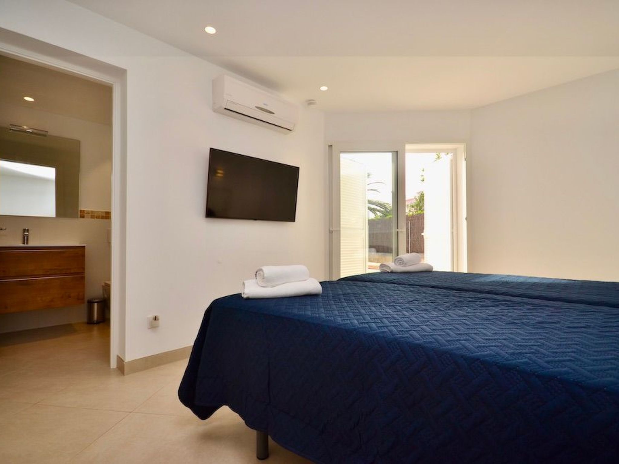 Esmeralda-Image-tags.info