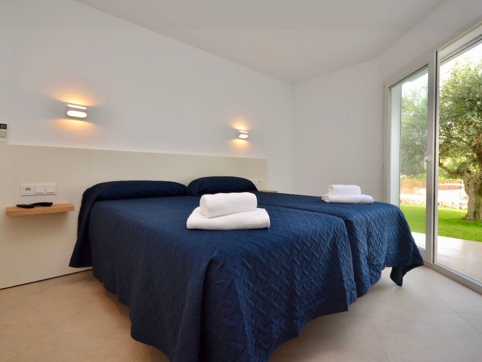 Esmeralda-Image-tags.info