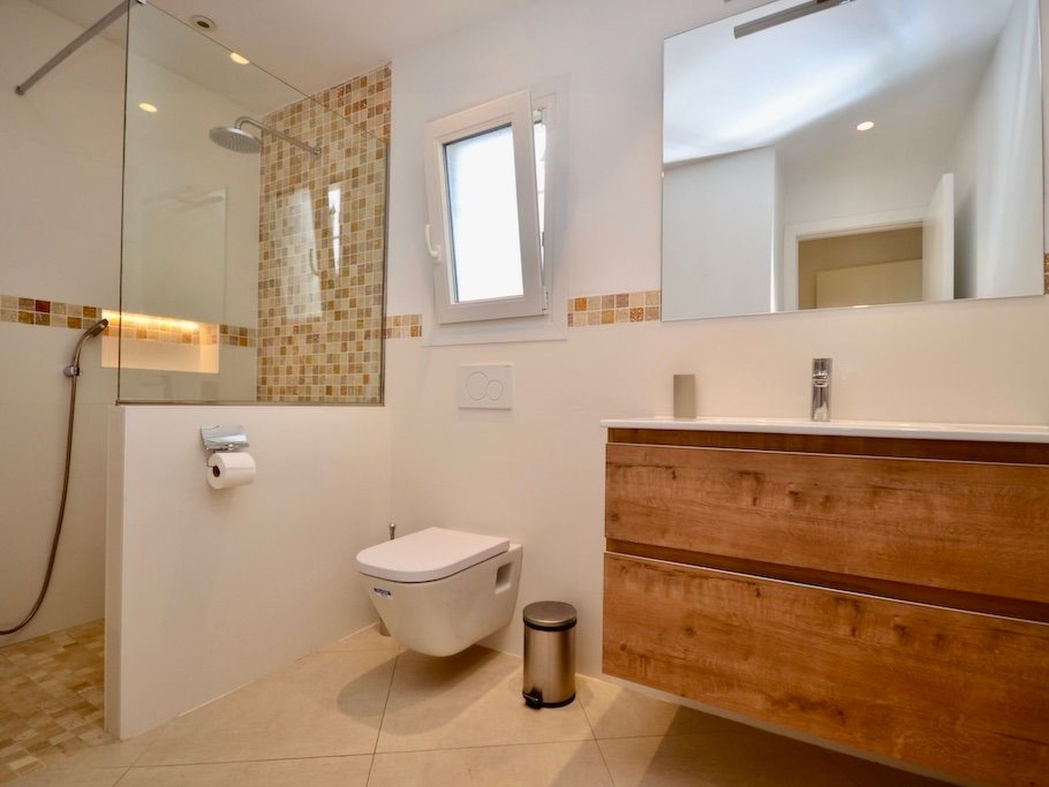 Esmeralda-Image-tags.info