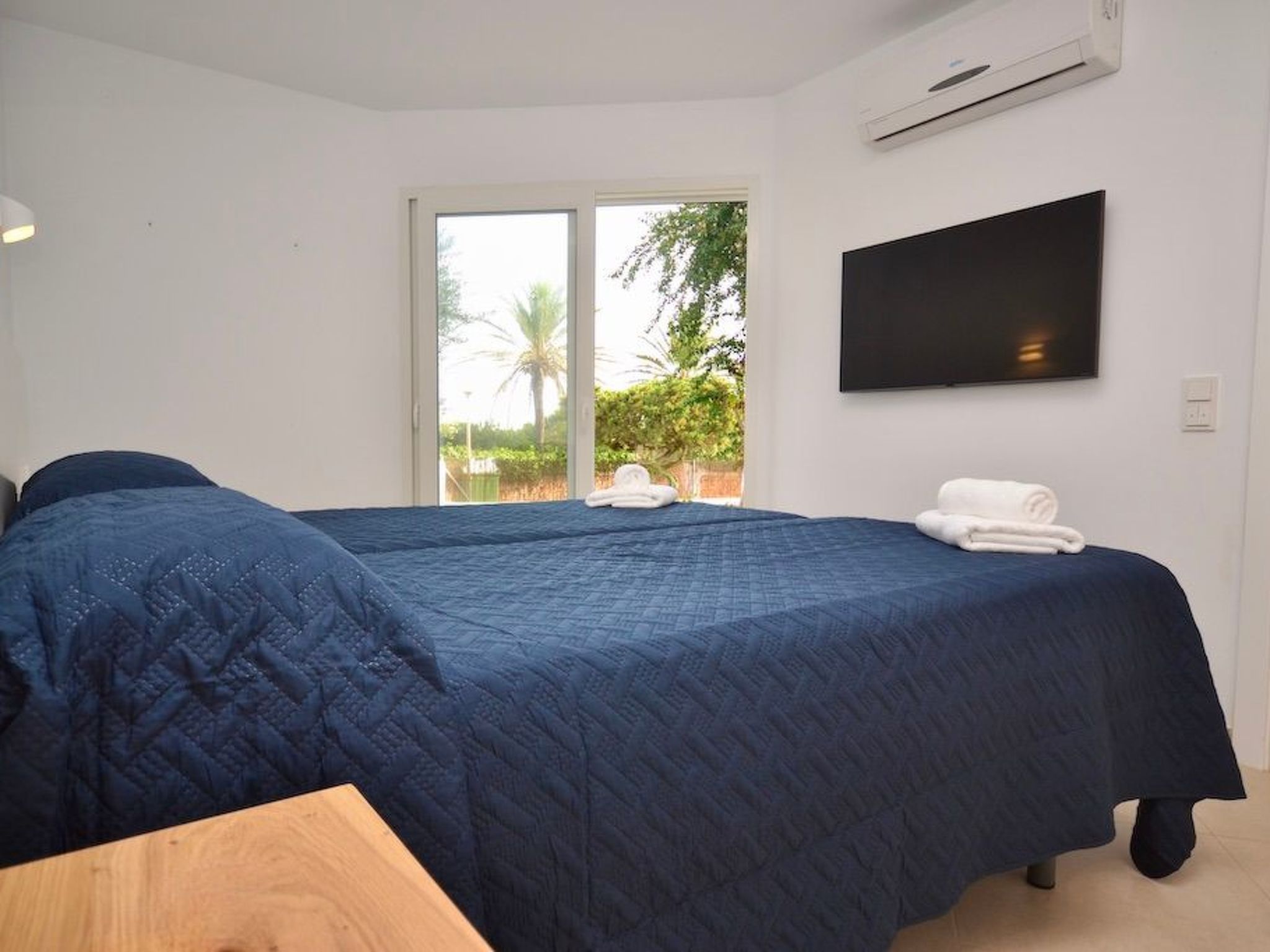 Esmeralda-Image-tags.info