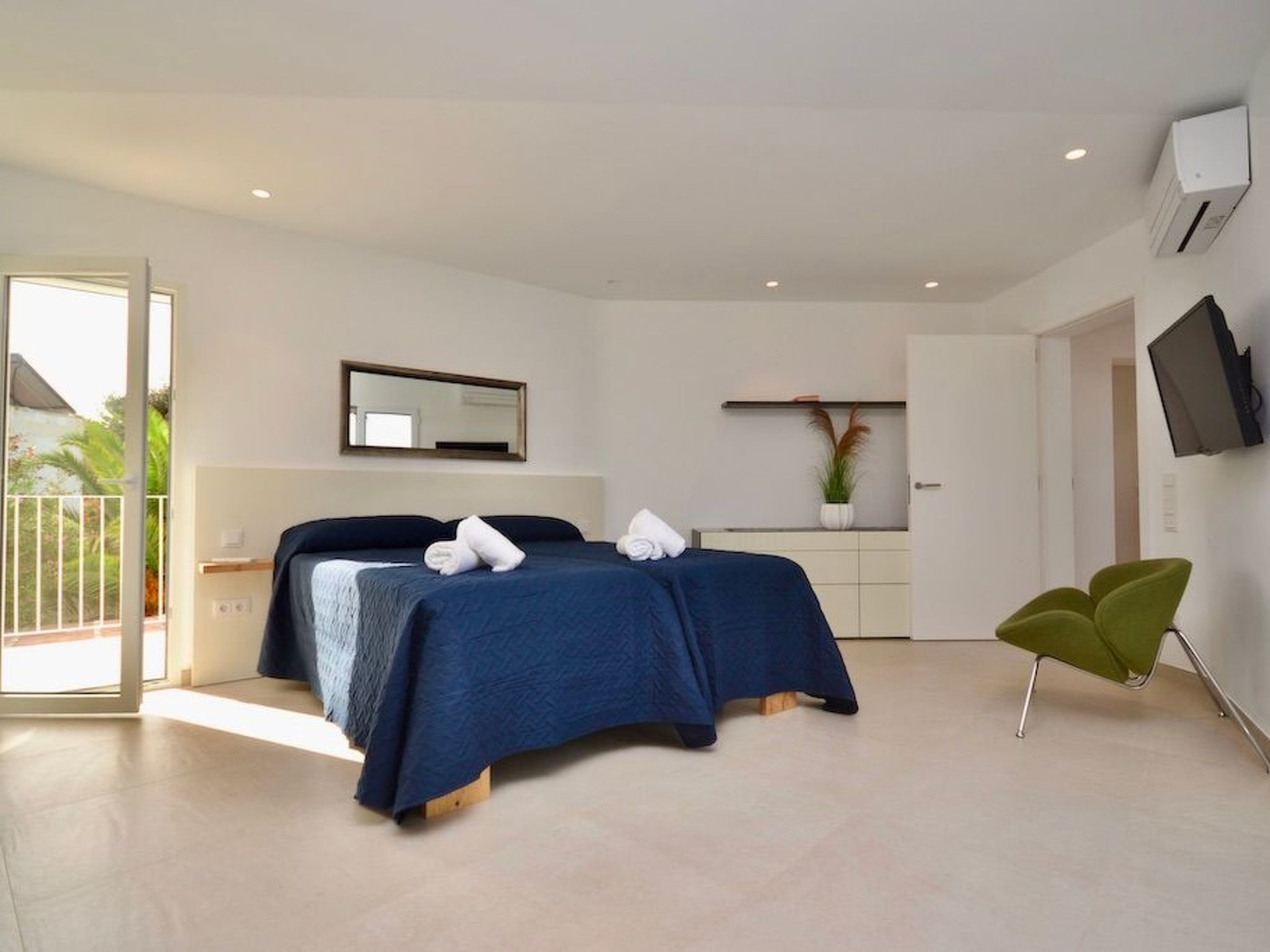 Esmeralda-Image-tags.info