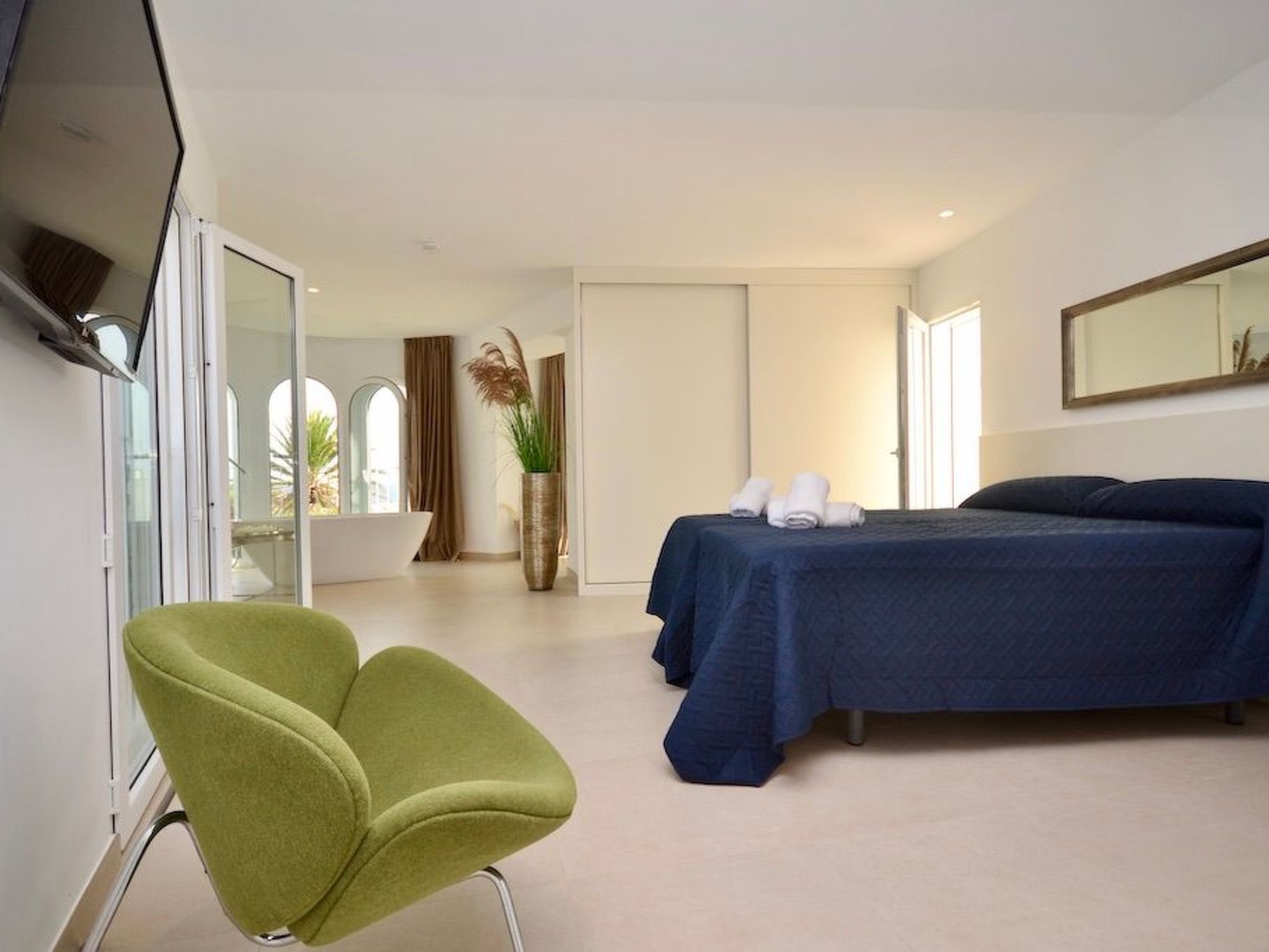 Esmeralda-Image-tags.info