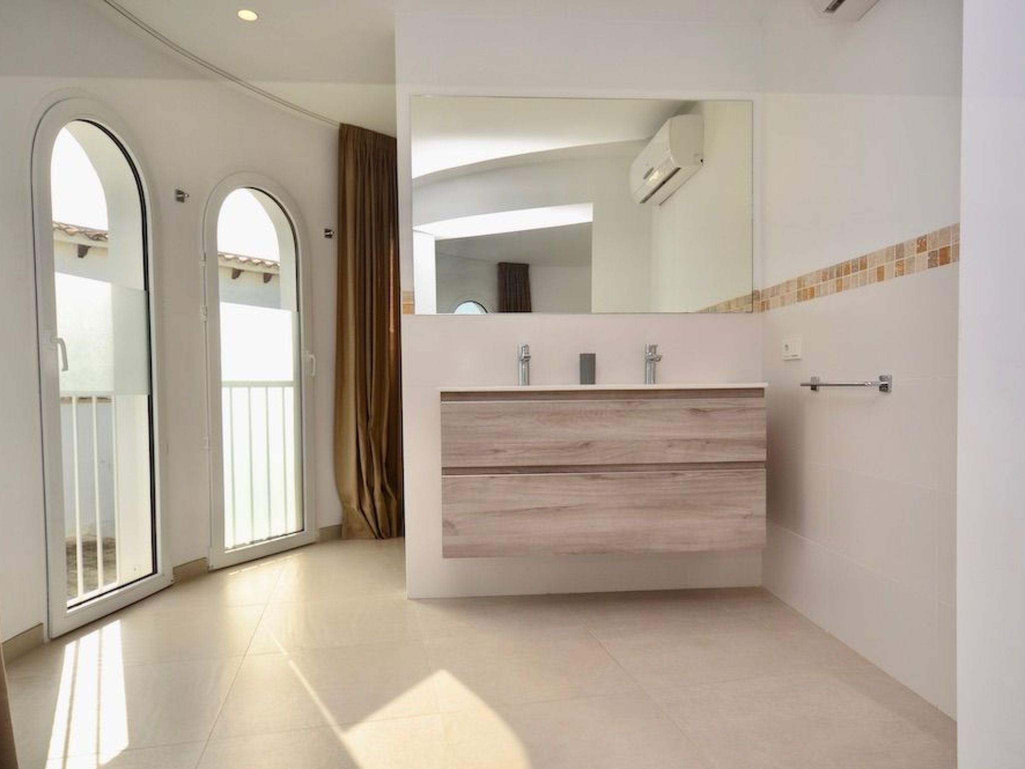 Esmeralda-Image-tags.info