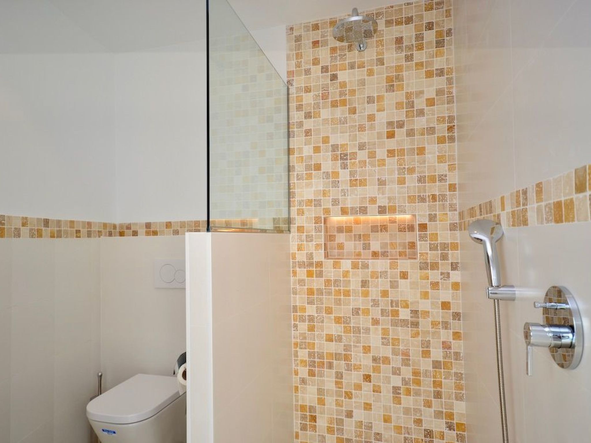 Esmeralda-Image-tags.info