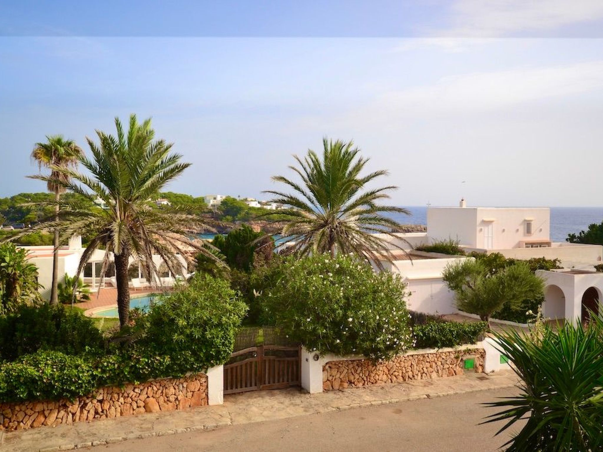 Esmeralda-Image-tags.info