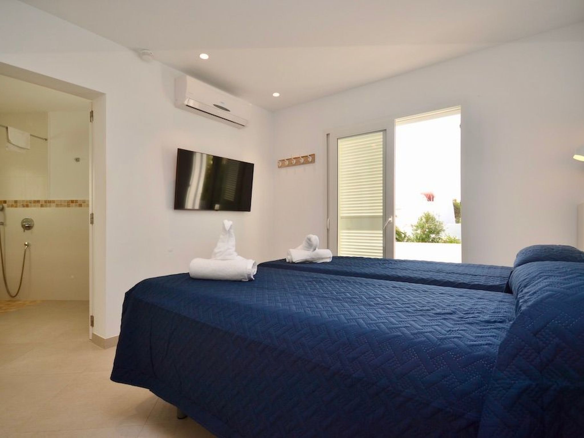 Esmeralda-Image-tags.info