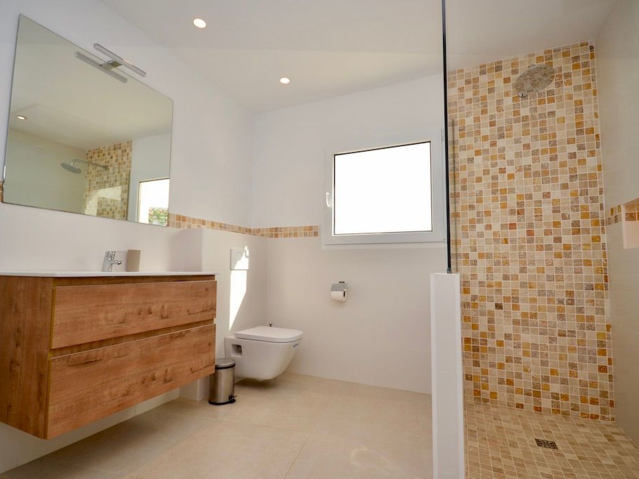 Esmeralda-Image-tags.info