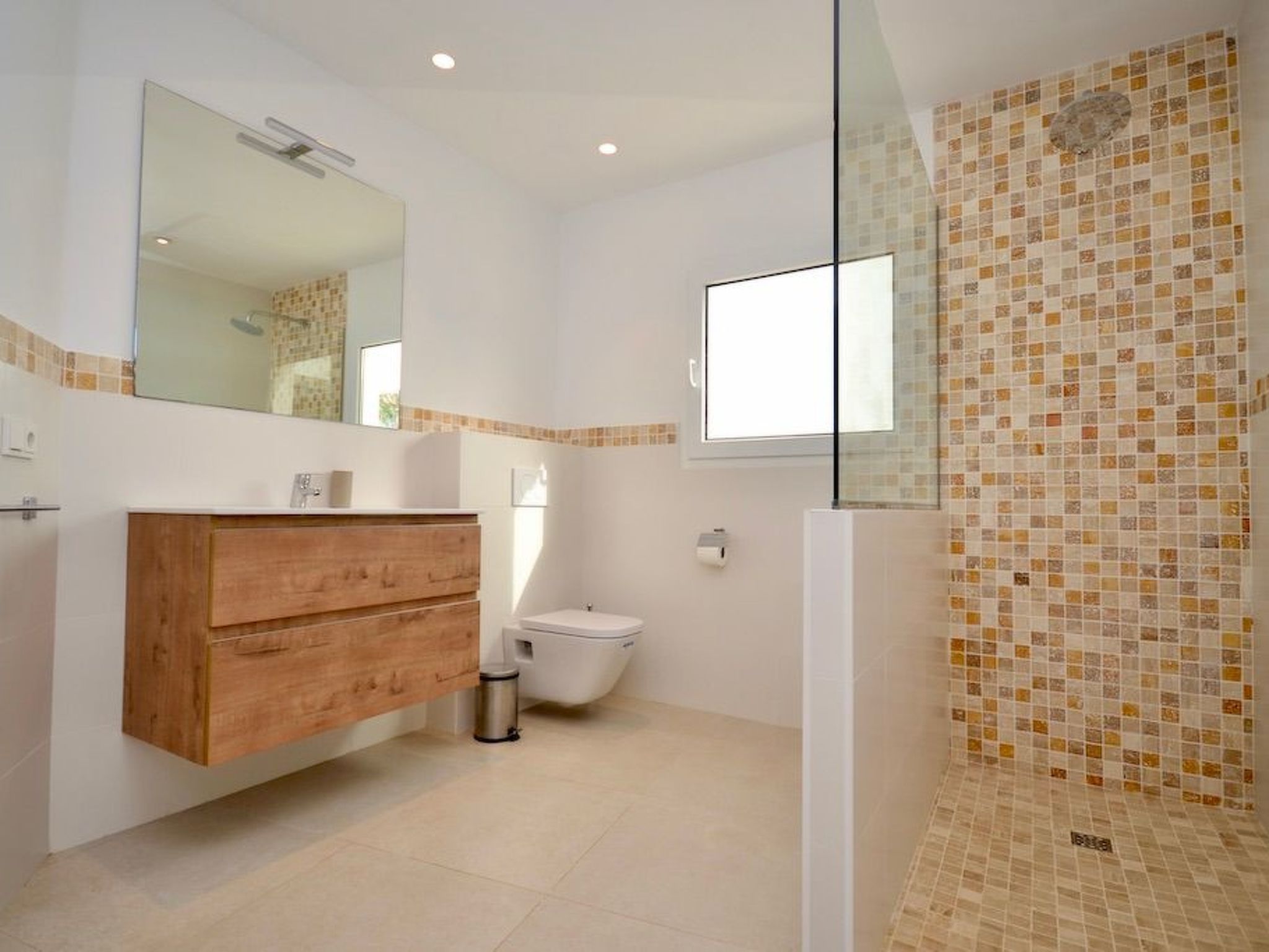 Esmeralda-Image-tags.info