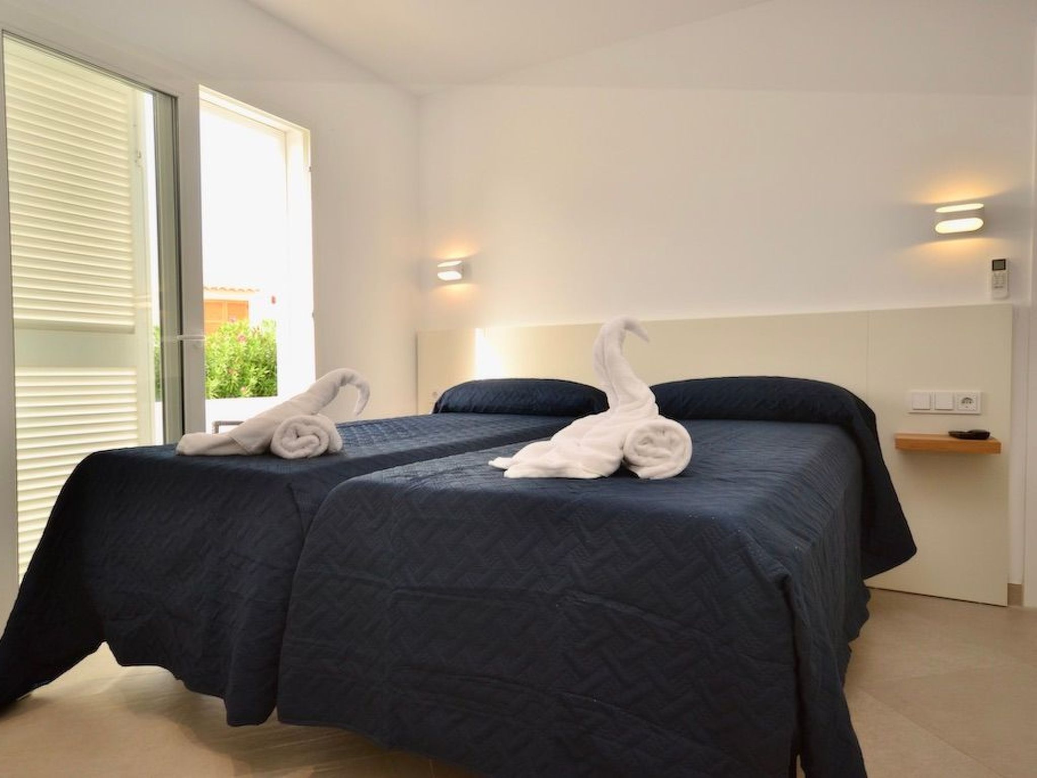 Esmeralda-Image-tags.info