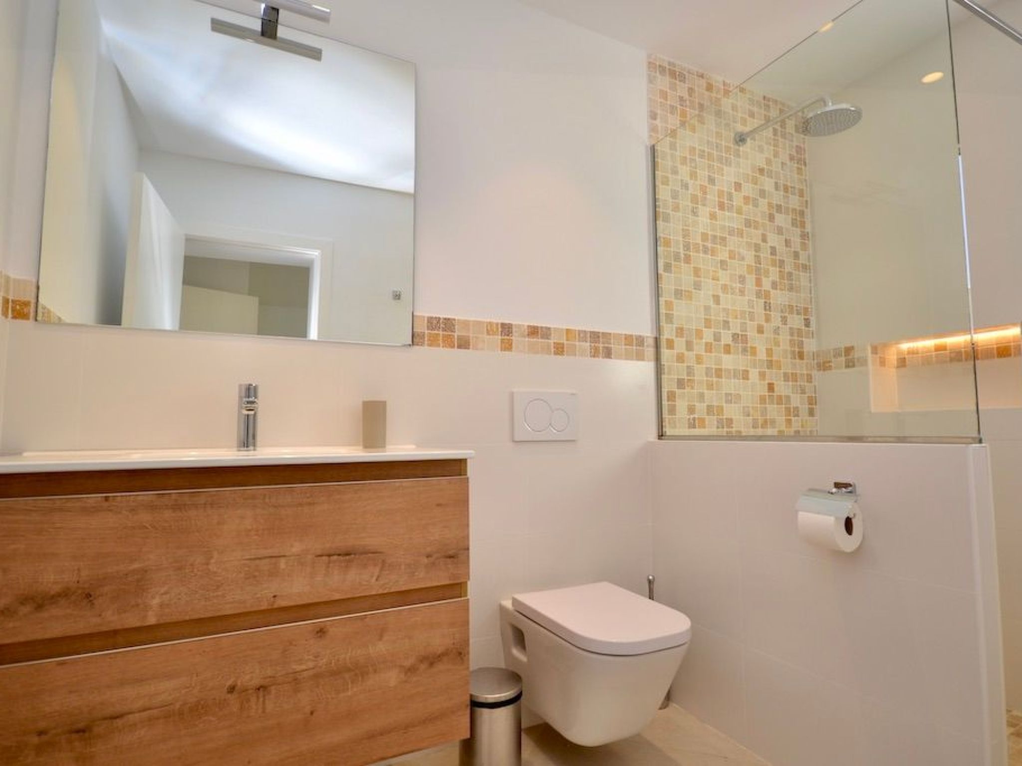 Esmeralda-Image-tags.info