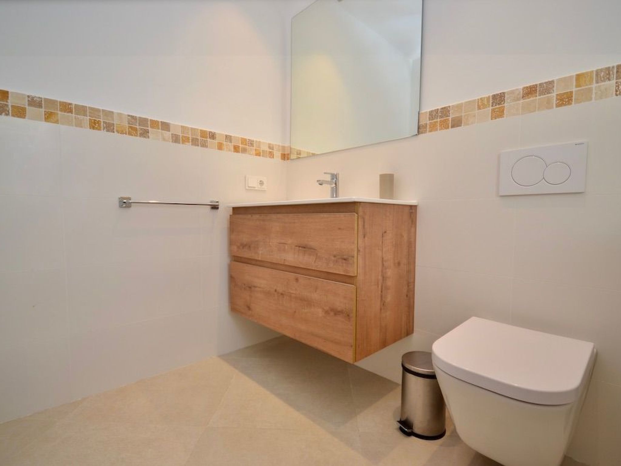 Esmeralda-Image-tags.info