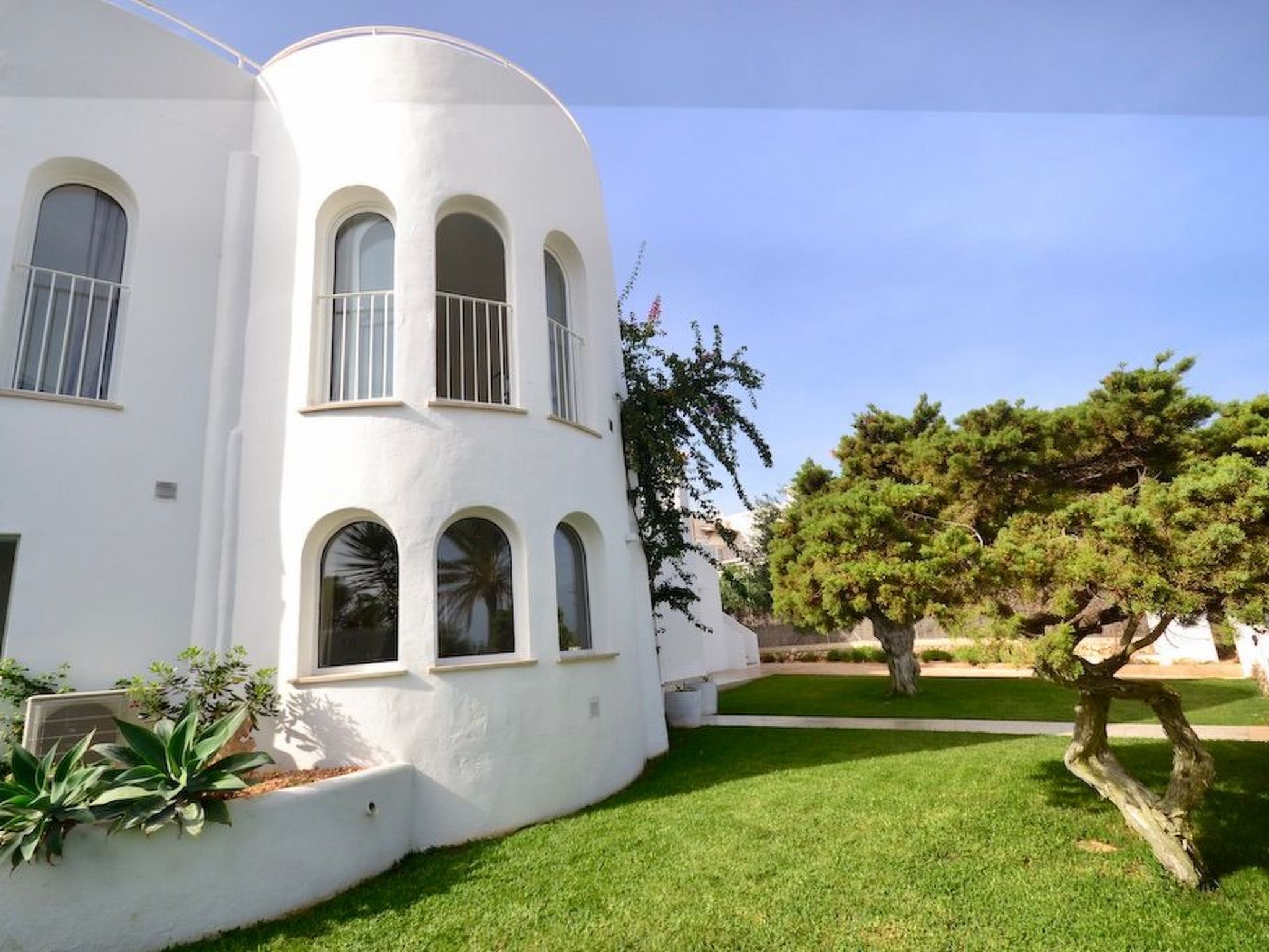 Esmeralda-Image-tags.info