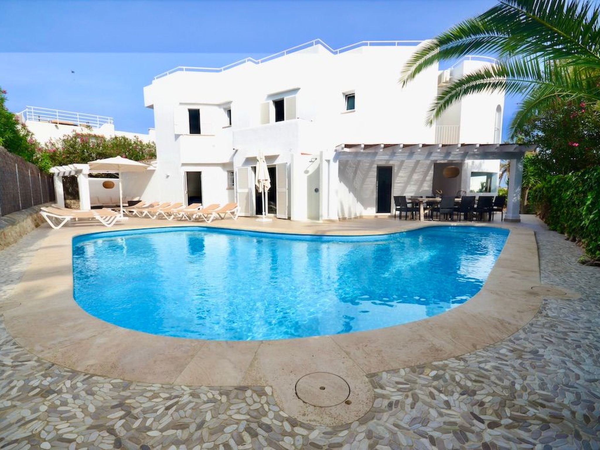 Esmeralda-Image-tags.info