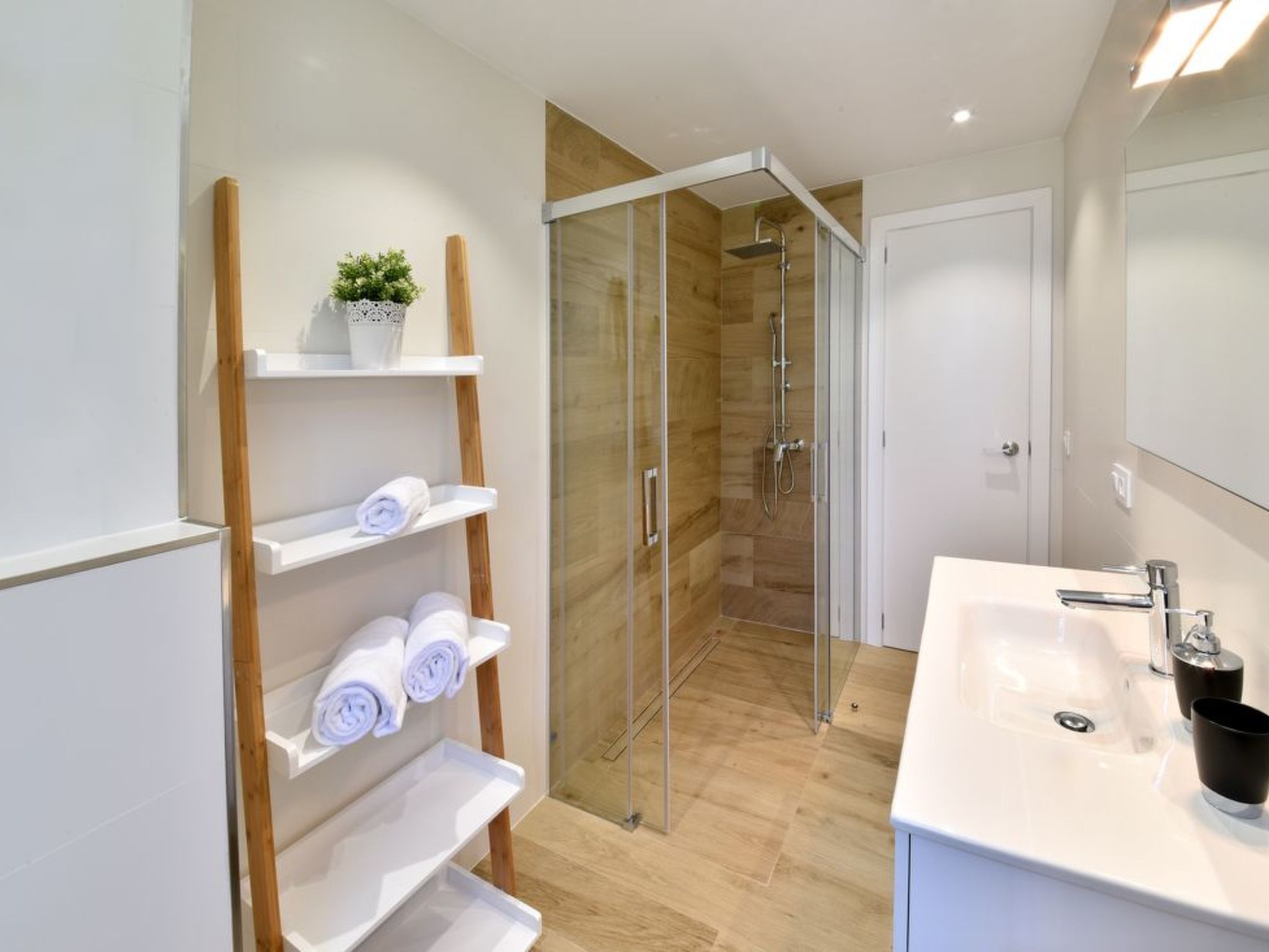 Neu renoviertes, modernes Apartment für 4 Personen, direkt an der Cala Ferrera-Image-tags.info