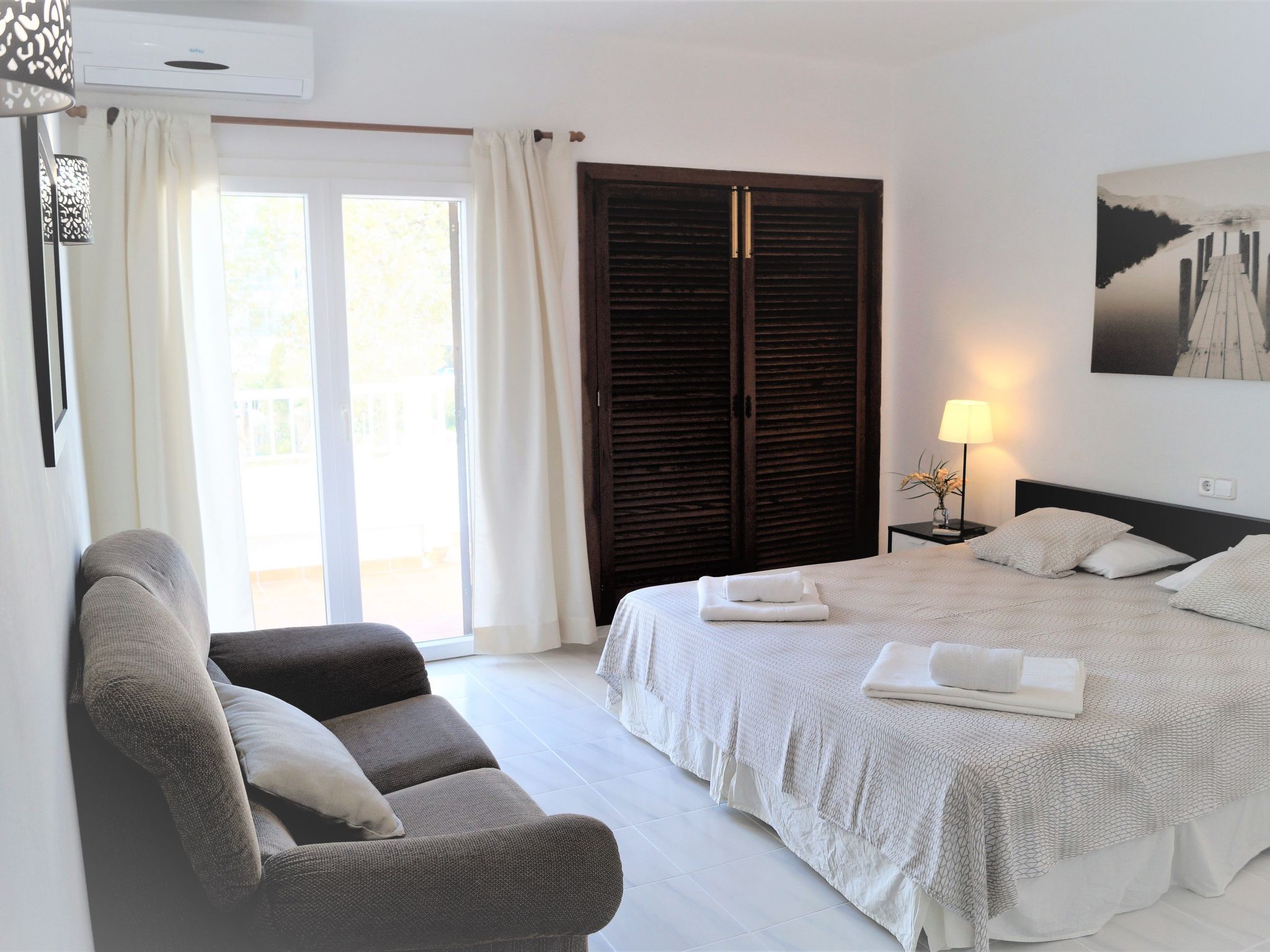 Bungalow con piscina-Binnen