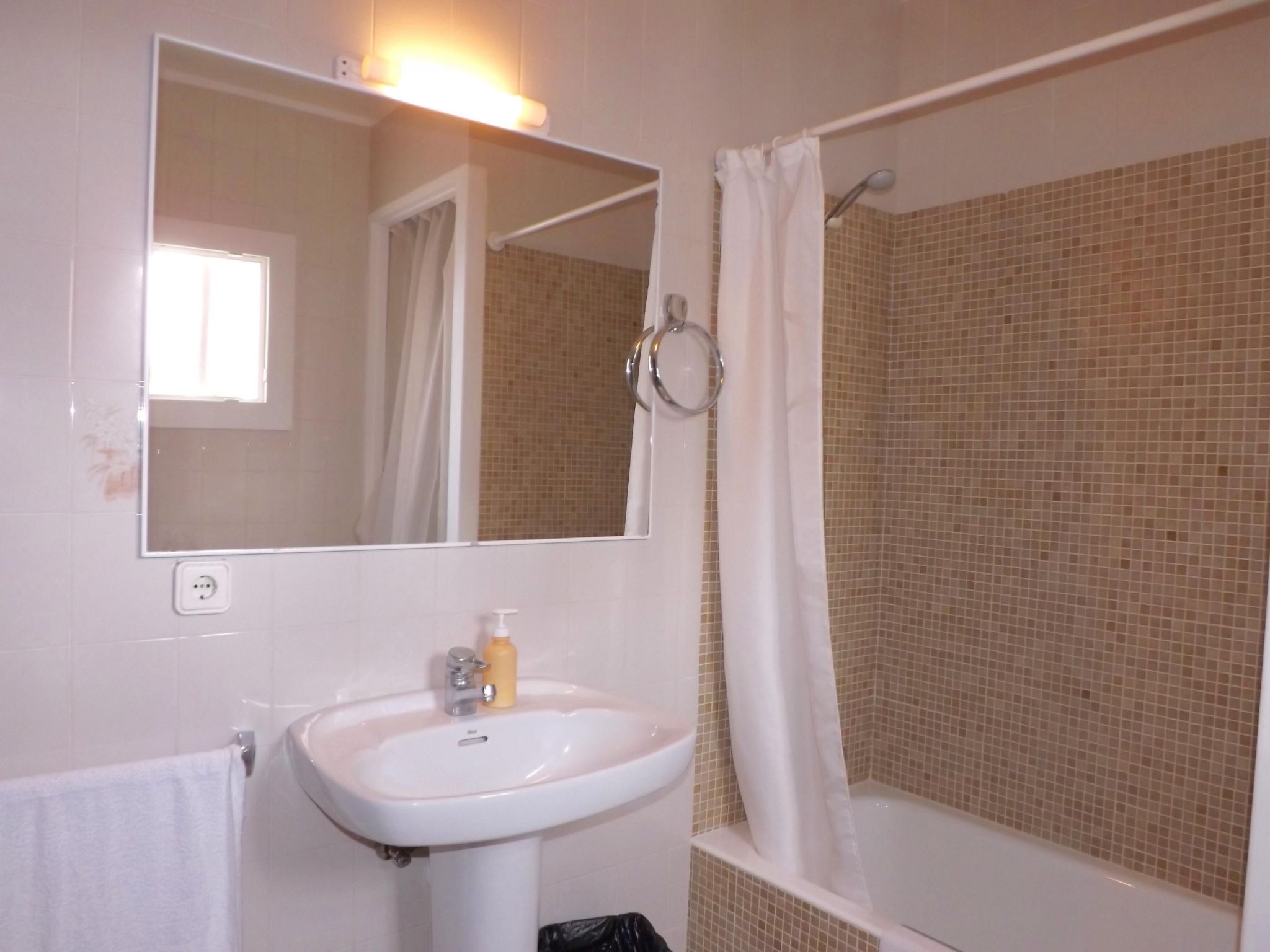 Bungalow con piscina-Binnen