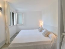 Licht modern 3-slaapkamer appartement met airco op 20 meter van zee in Cala d'Or - thumbnail 1
