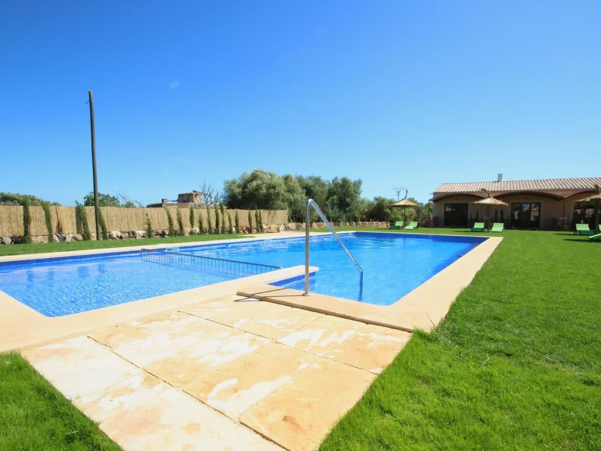 Wohnung mit Pool, Garten, Terrasse und Grill-Inside