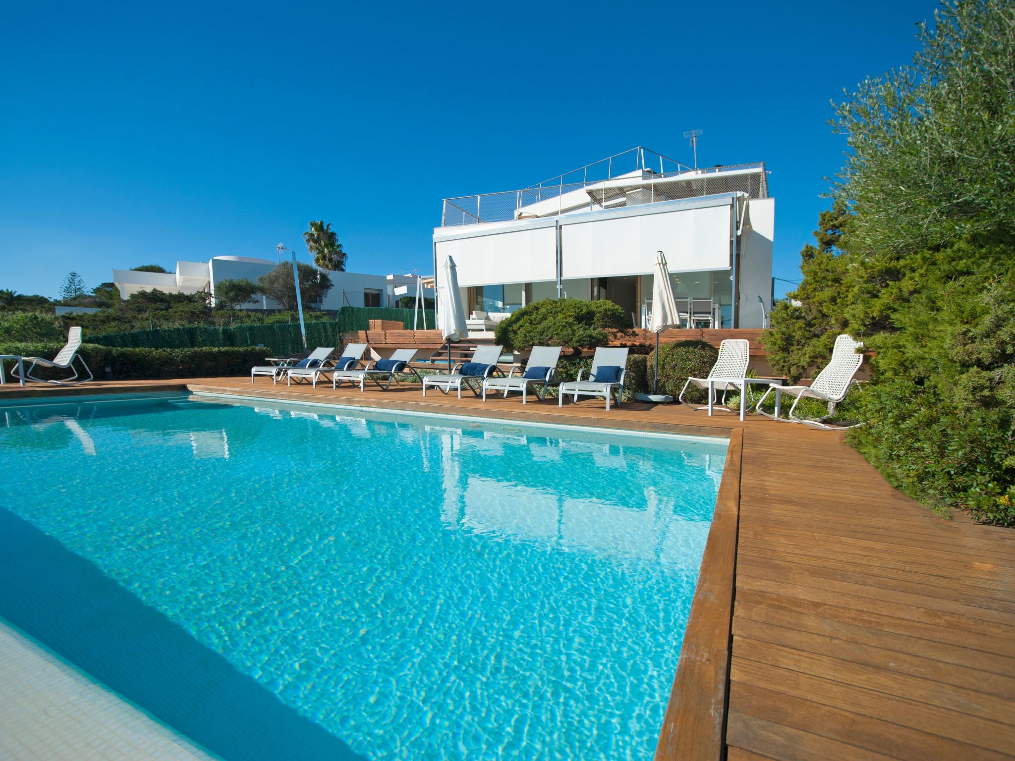 Majestätische Villa mit 5 Schlafzimmern und Pool direkt am Meer