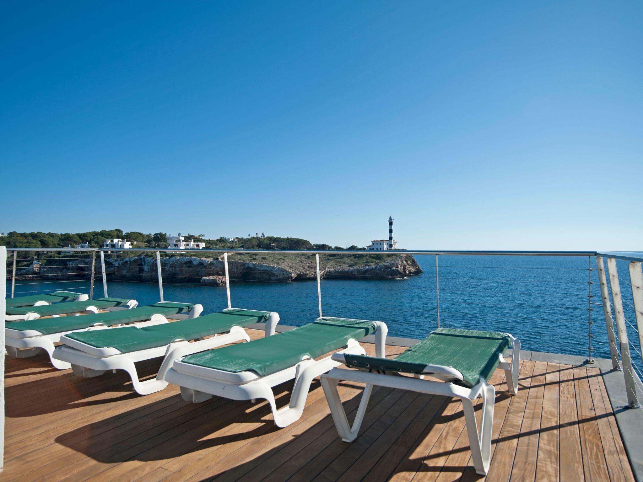 Majestätische Villa mit 5 Schlafzimmern und Pool direkt am Meer-Image-tags.info