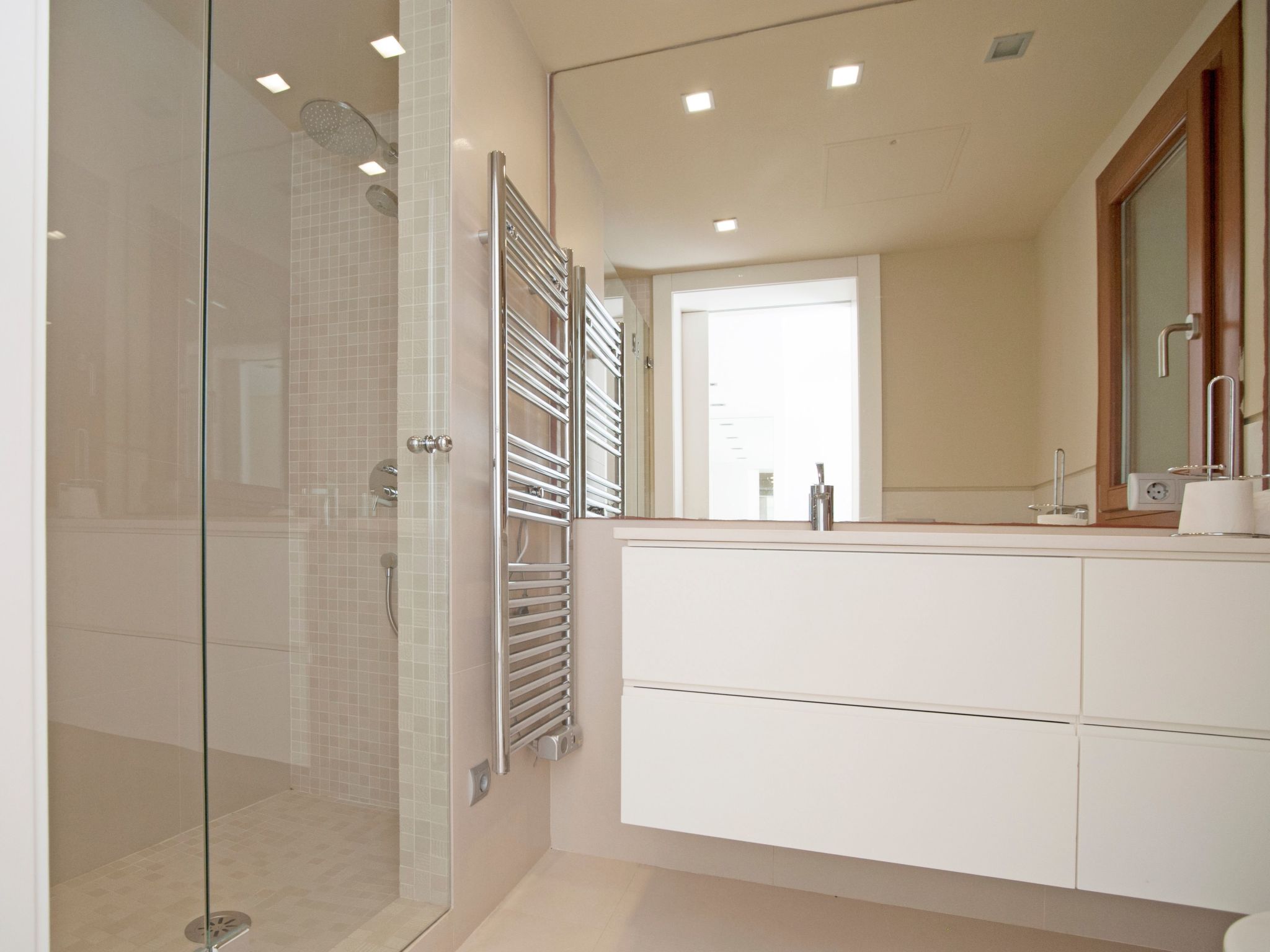 Majestätische Villa mit 5 Schlafzimmern und Pool direkt am Meer-Image-tags.info