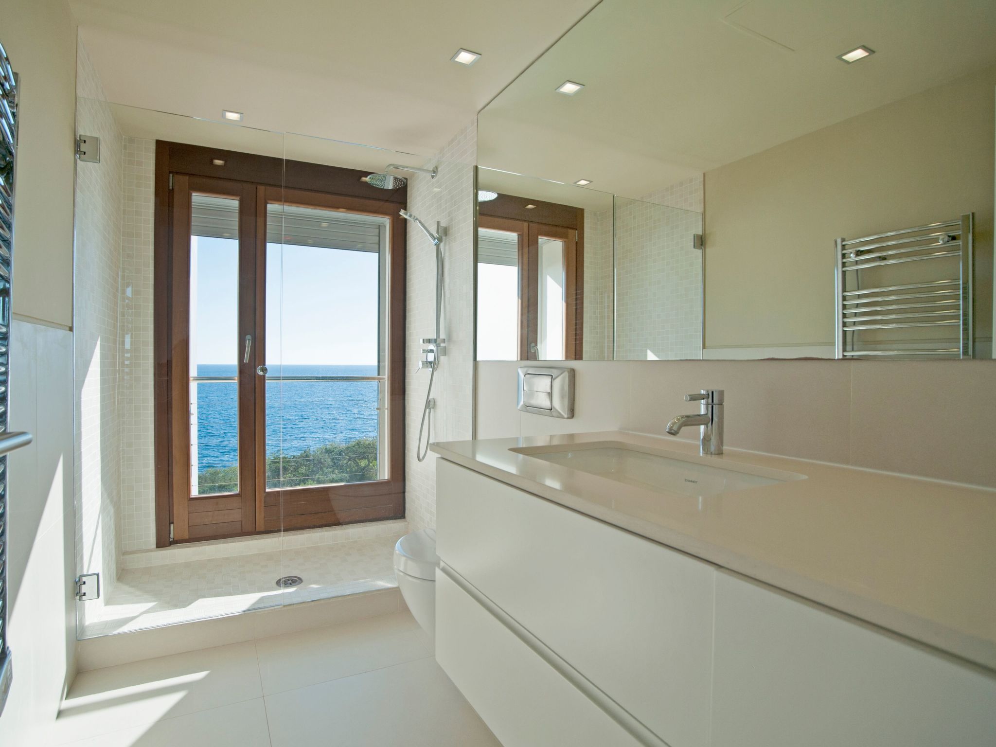 Majestätische Villa mit 5 Schlafzimmern und Pool direkt am Meer-Drinnen